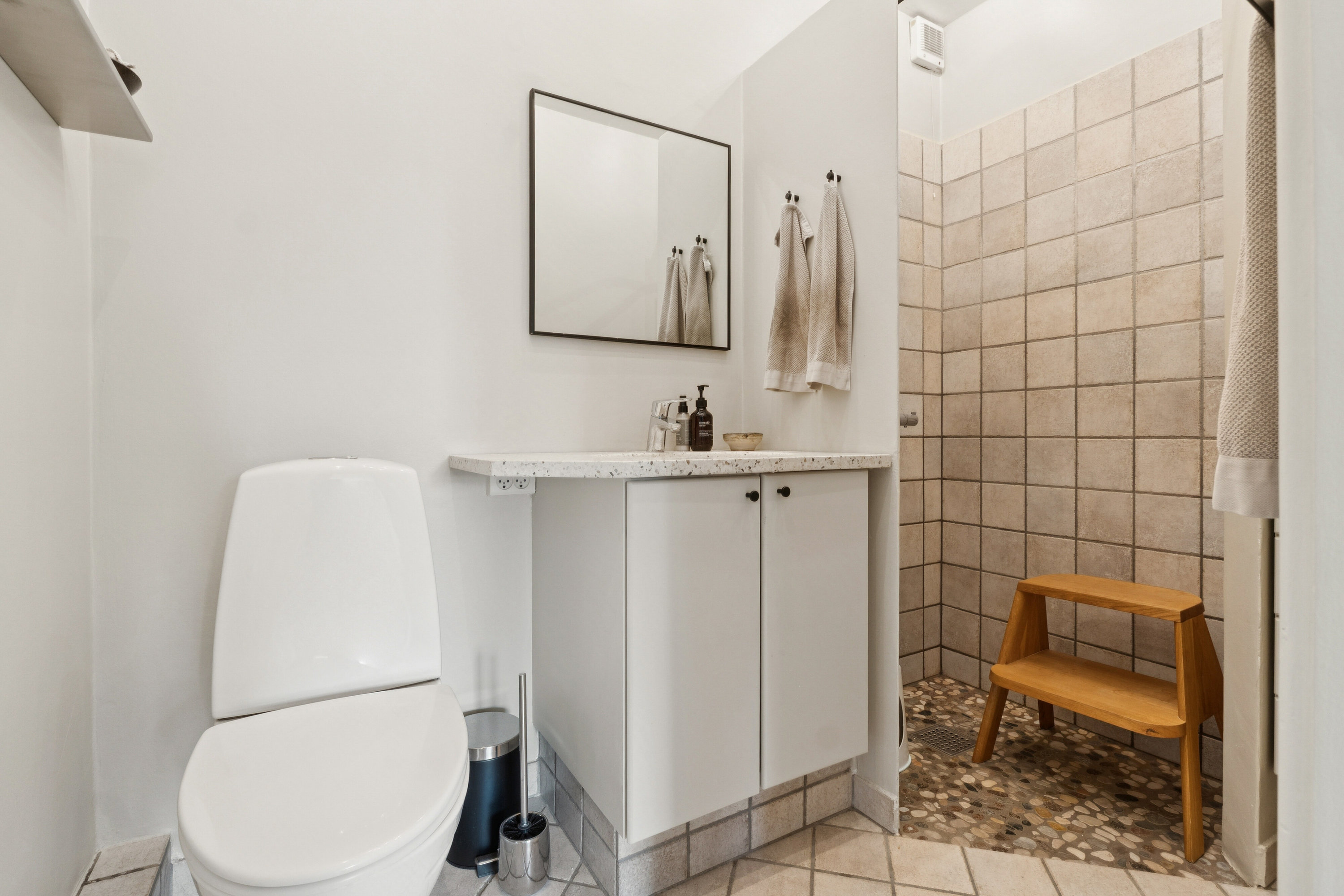 Fremhævet badeværelse billede i fuldskærmstilstand. Billede af Vangen 15, 8270 Højbjerg