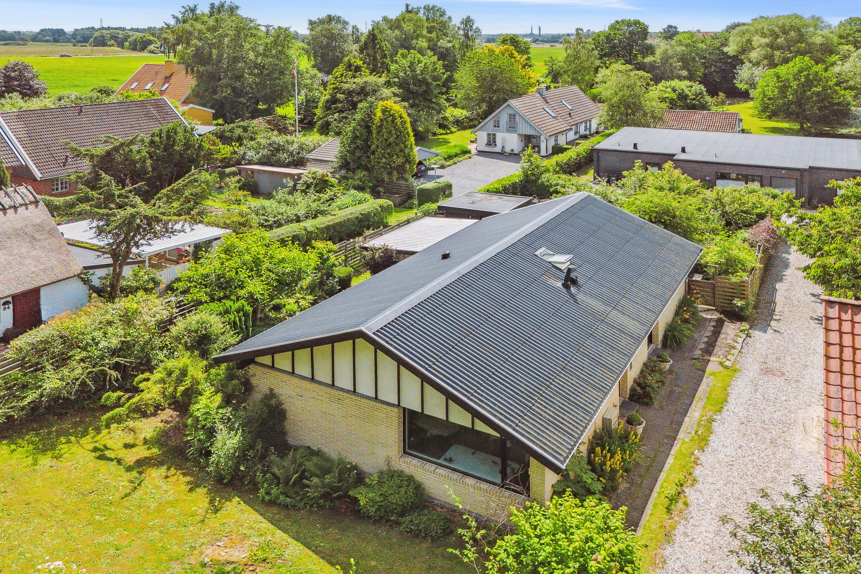 Fremhævet set fra vejen billede i fuldskærmstilstand. Billede af Gl. Frederiksborgvej 80, Ny Hammersholt, 3400 Hillerød