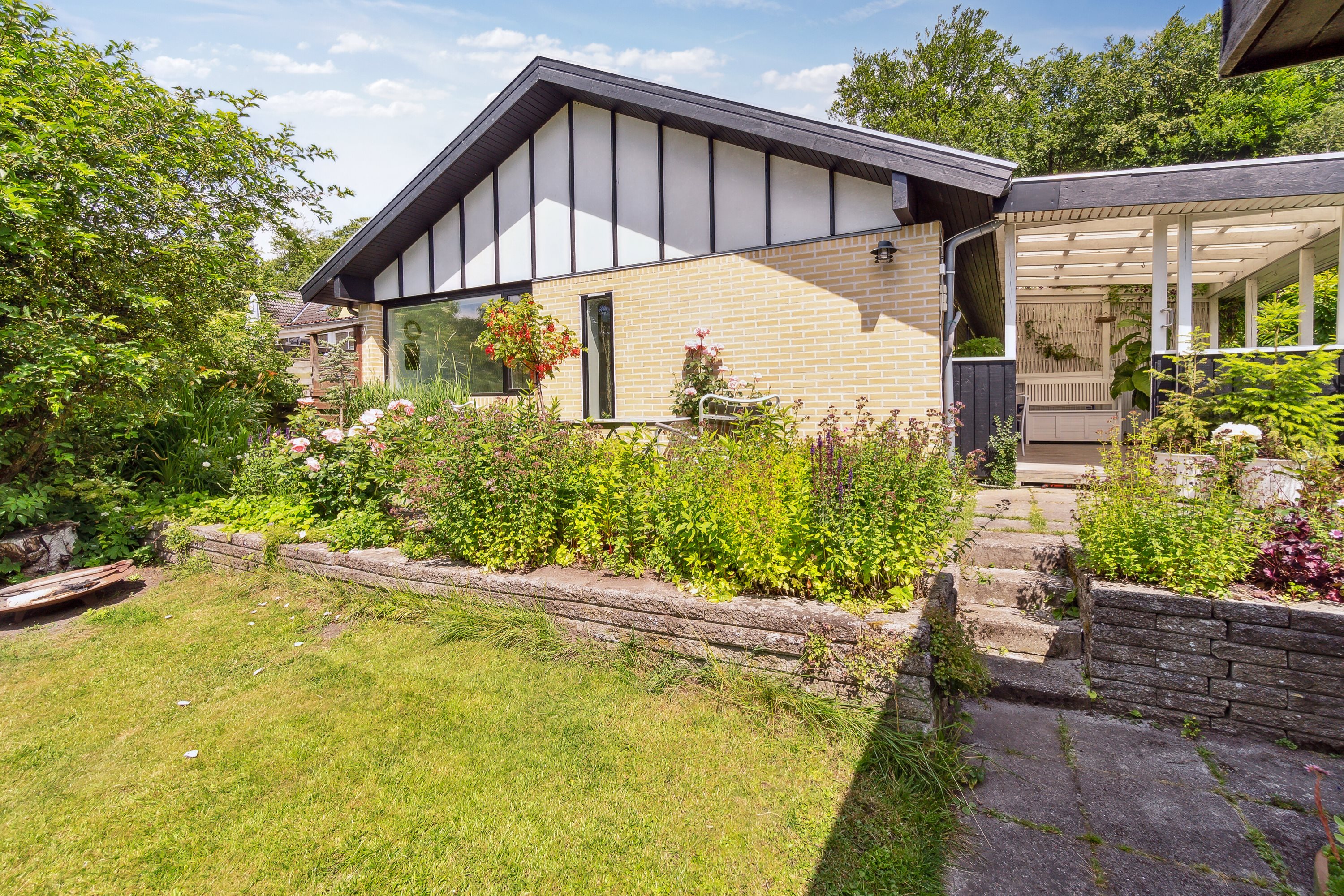 Fremhævet set fra haven billede i fuldskærmstilstand. Billede af Gl. Frederiksborgvej 80, Ny Hammersholt, 3400 Hillerød