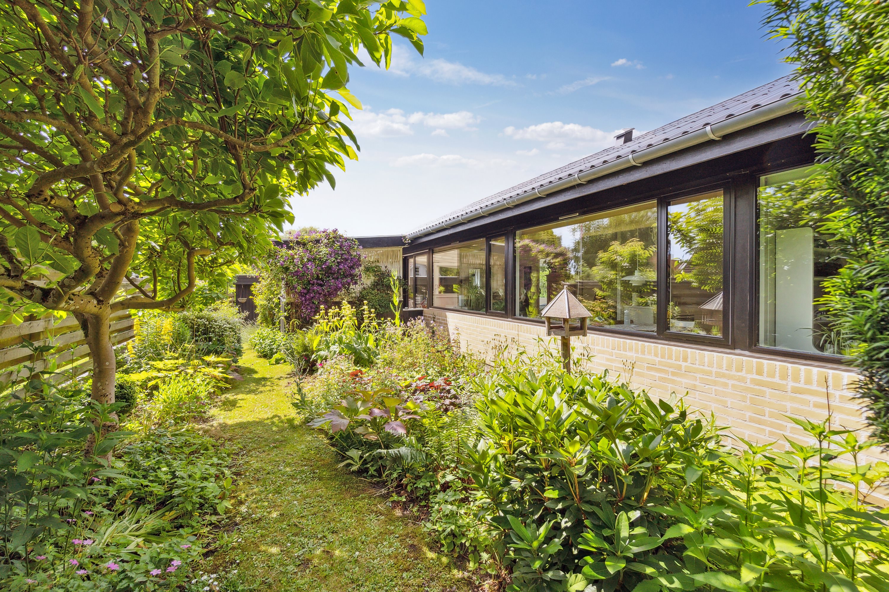 Fremhævet set fra haven billede i fuldskærmstilstand. Billede af Gl. Frederiksborgvej 80, Ny Hammersholt, 3400 Hillerød