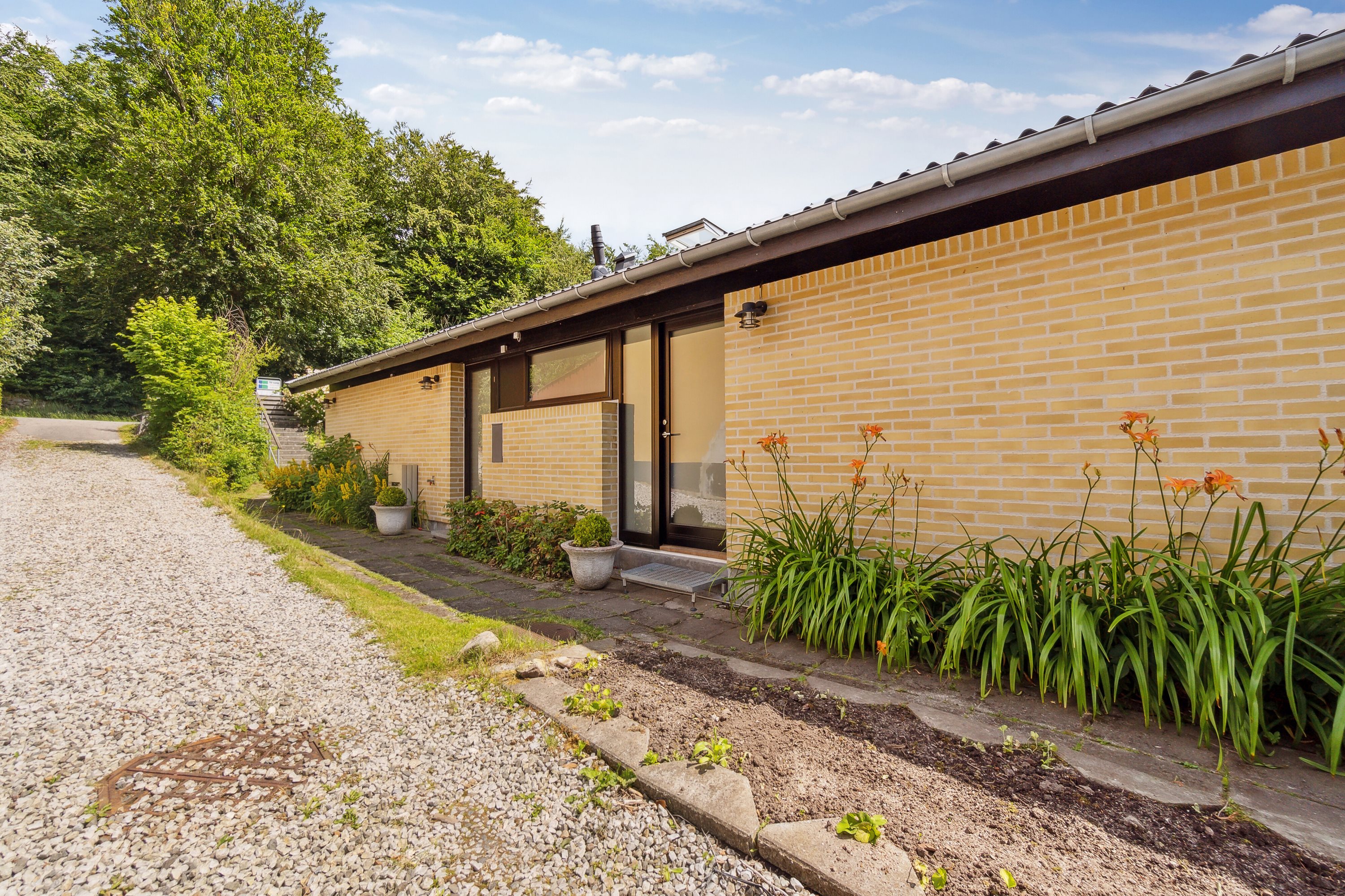 Fremhævet set fra vejen billede i fuldskærmstilstand. Billede af Gl. Frederiksborgvej 80, Ny Hammersholt, 3400 Hillerød