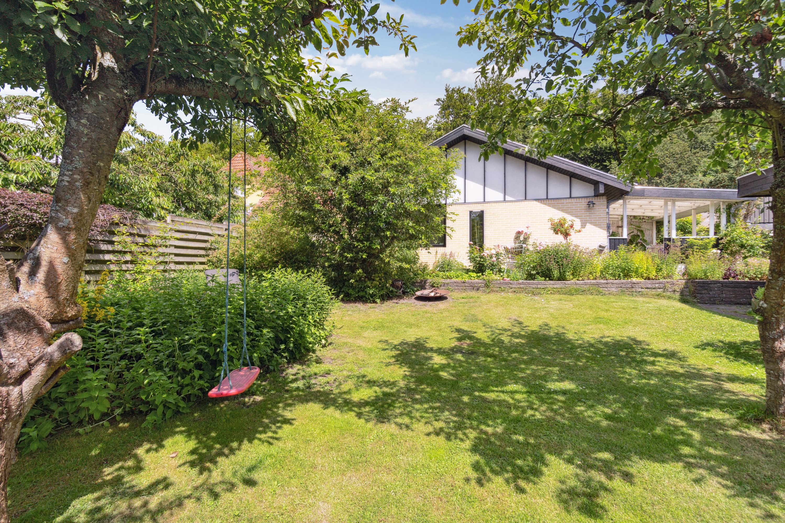 Fremhævet set fra haven billede i fuldskærmstilstand. Billede af Gl. Frederiksborgvej 80, Ny Hammersholt, 3400 Hillerød