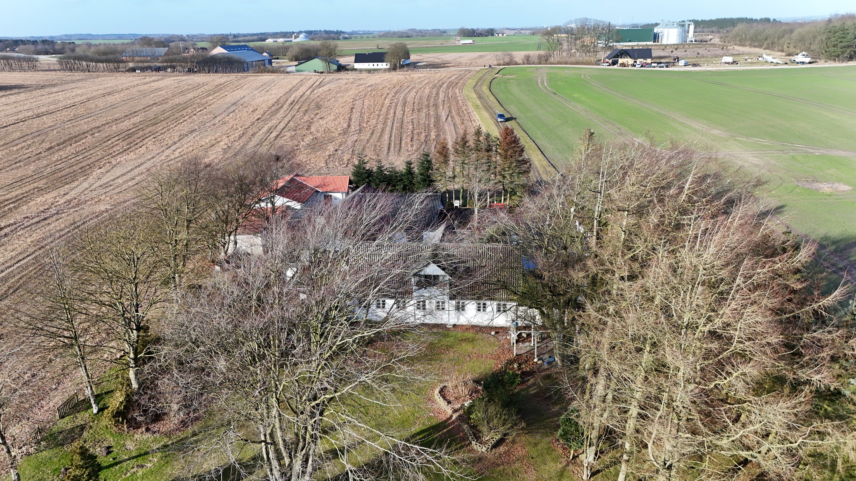 Fremhævet drone billede i fuldskærmstilstand. Billede af Karlbyvej 1, Karlby, 9500 Hobro
