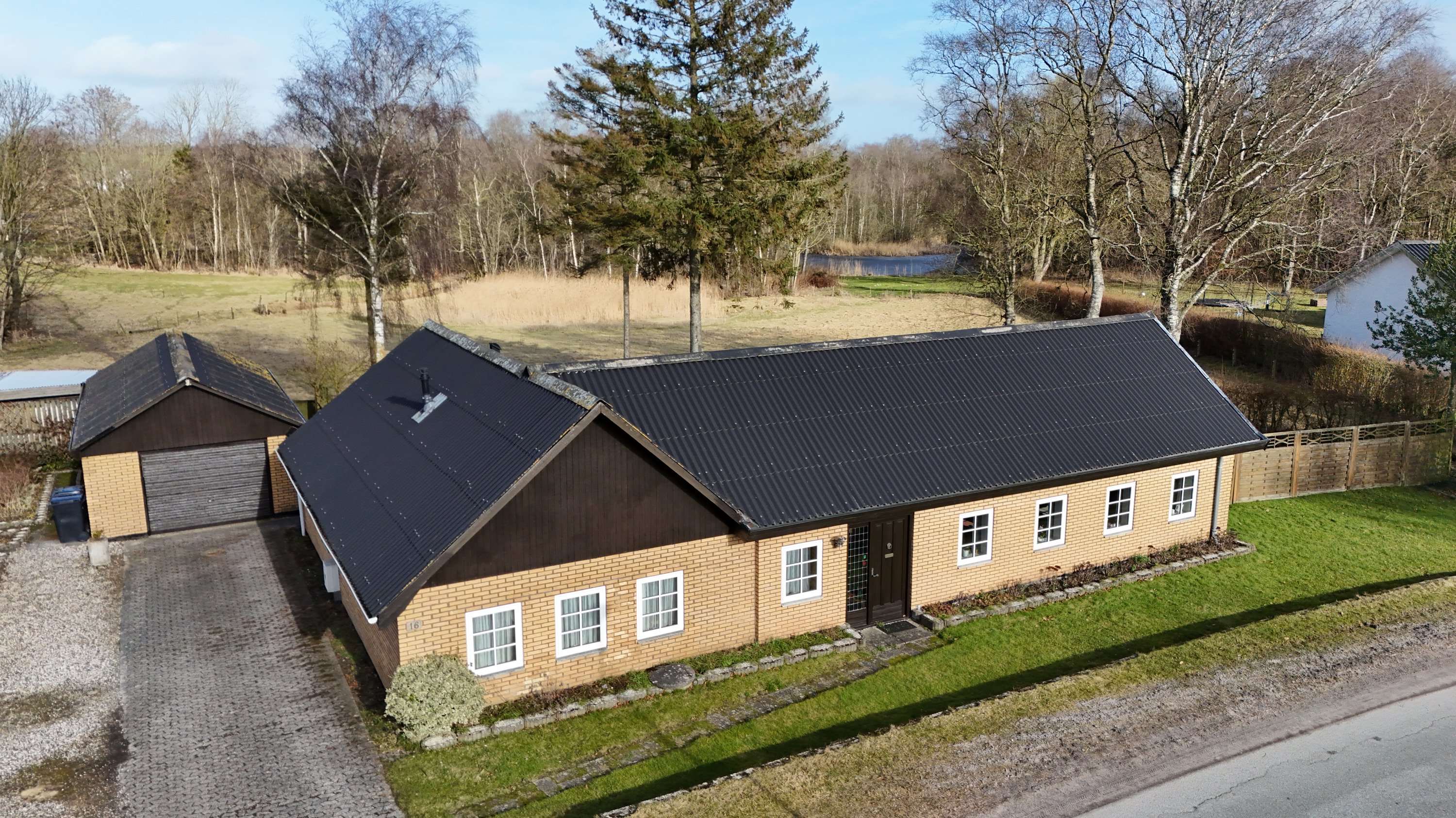 Fremhævet drone billede i fuldskærmstilstand. Billede af Præstemarken 16, Nr Onsild, 9500 Hobro