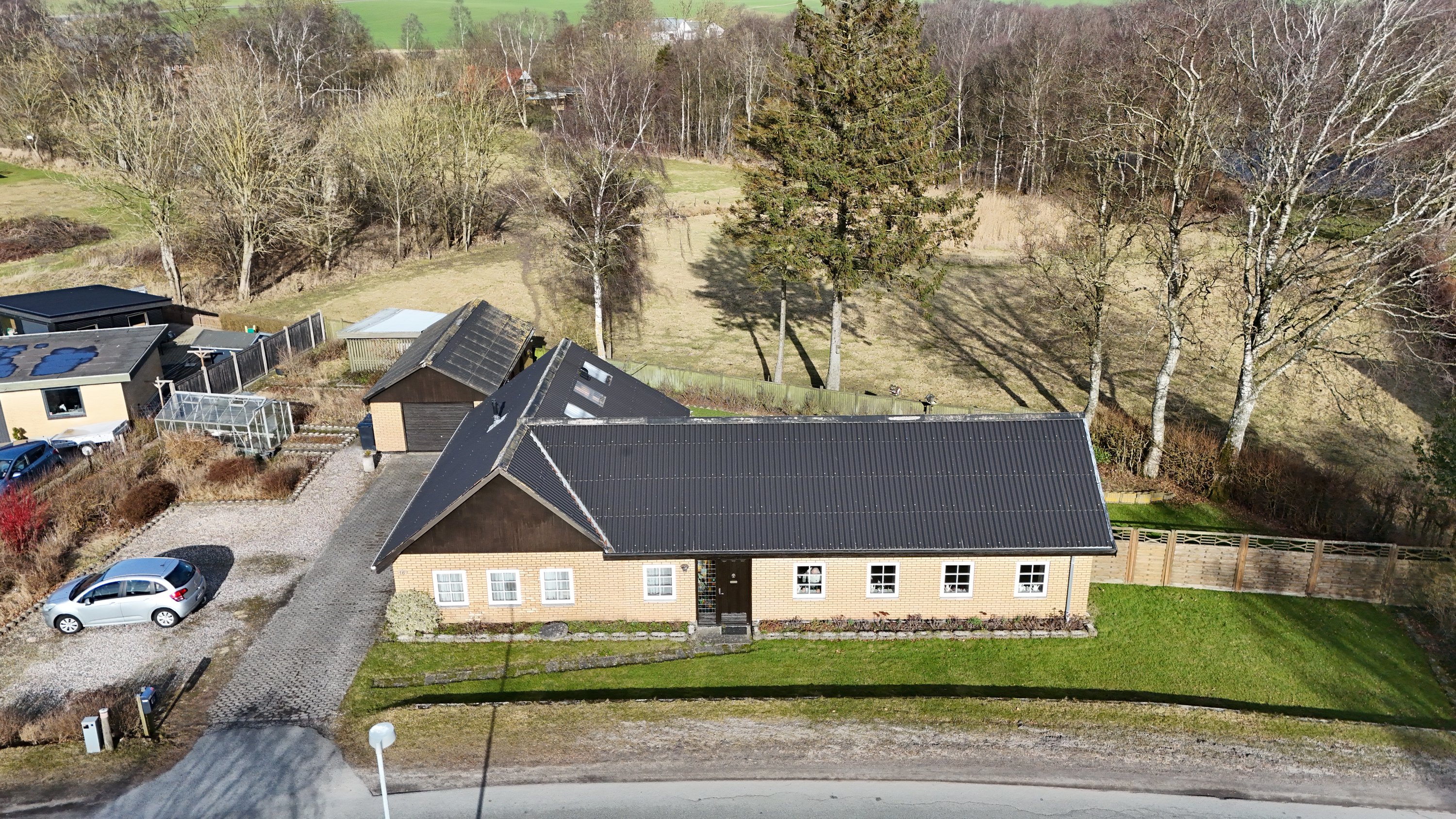 Fremhævet drone billede i fuldskærmstilstand. Billede af Præstemarken 16, Nr Onsild, 9500 Hobro