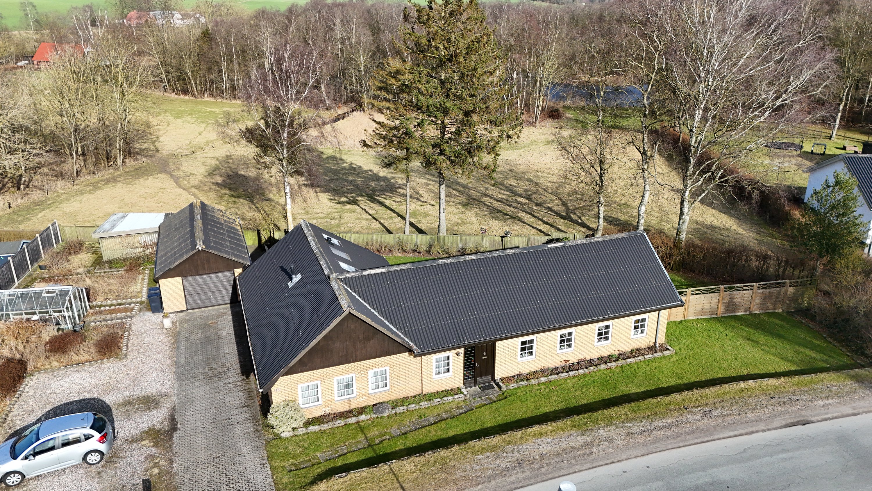 Fremhævet drone billede i fuldskærmstilstand. Billede af Præstemarken 16, Nr Onsild, 9500 Hobro