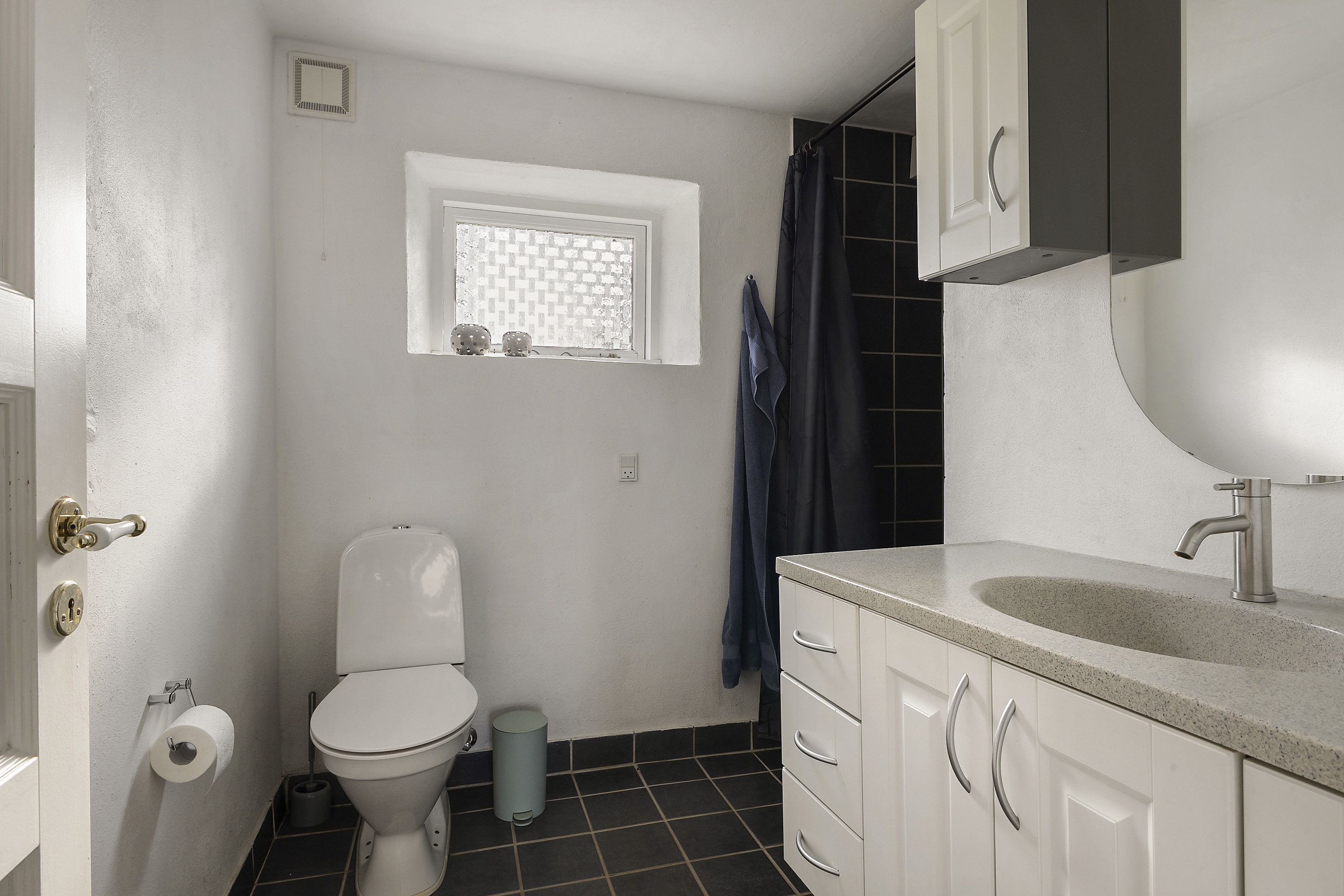 Fremhævet badeværelse billede i fuldskærmstilstand. Billede af Holtvej 2, Vester Lindet, 6510 Gram