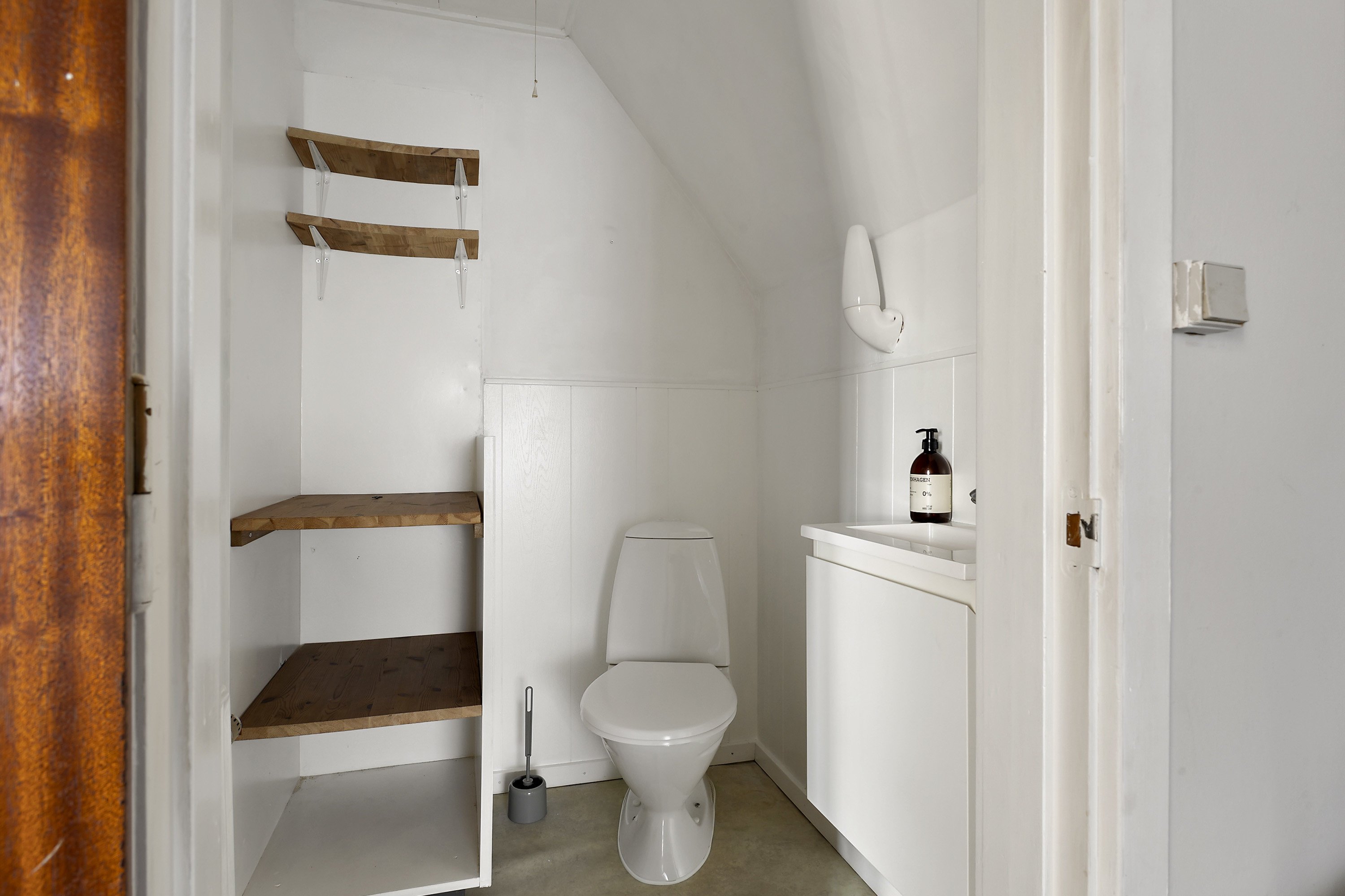 Fremhævet toilet billede i fuldskærmstilstand. Billede af Holtvej 2, Vester Lindet, 6510 Gram