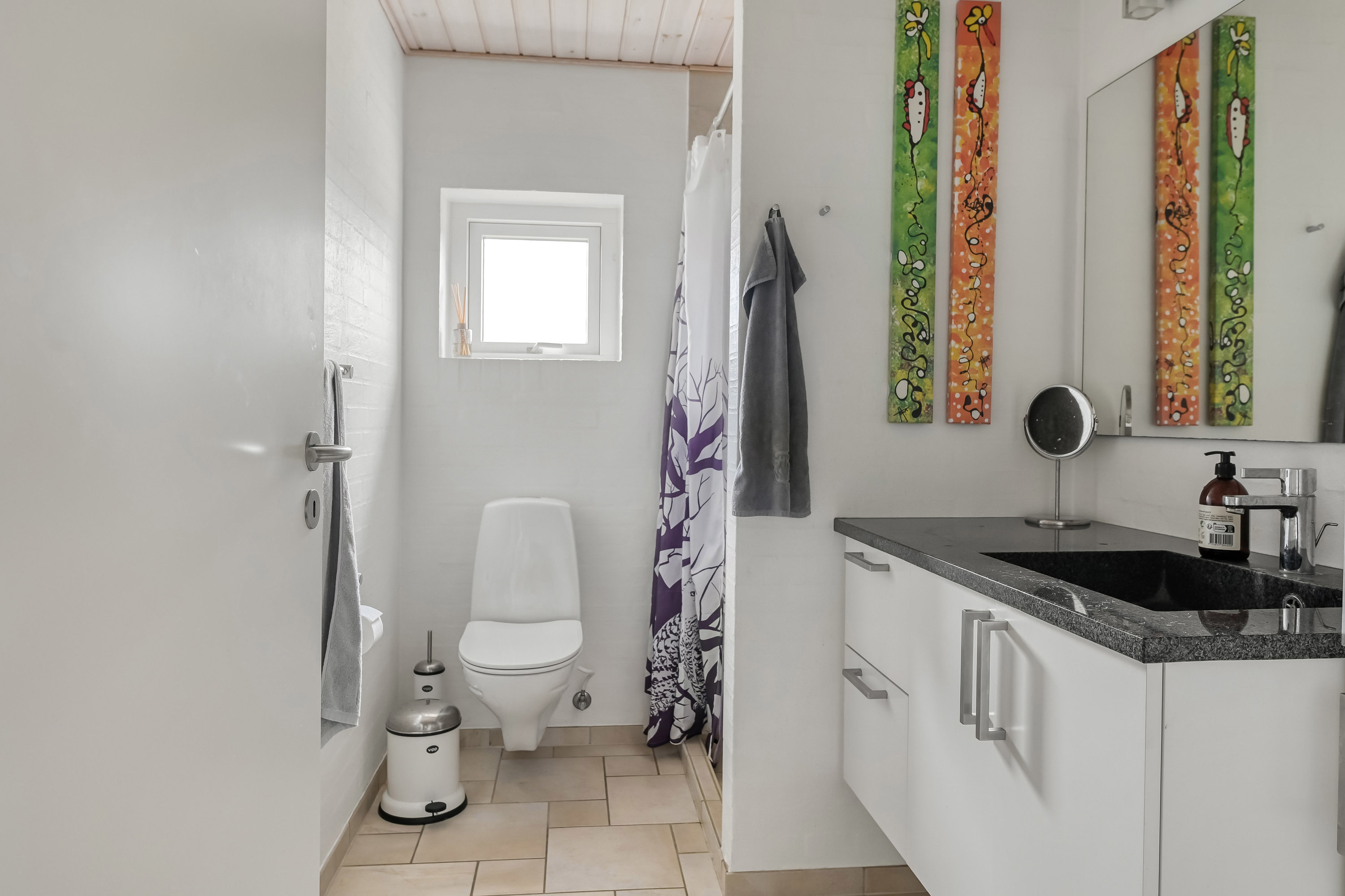 Fremhævet badeværelse billede i fuldskærmstilstand. Billede af Lillevang 56, 7190 Billund