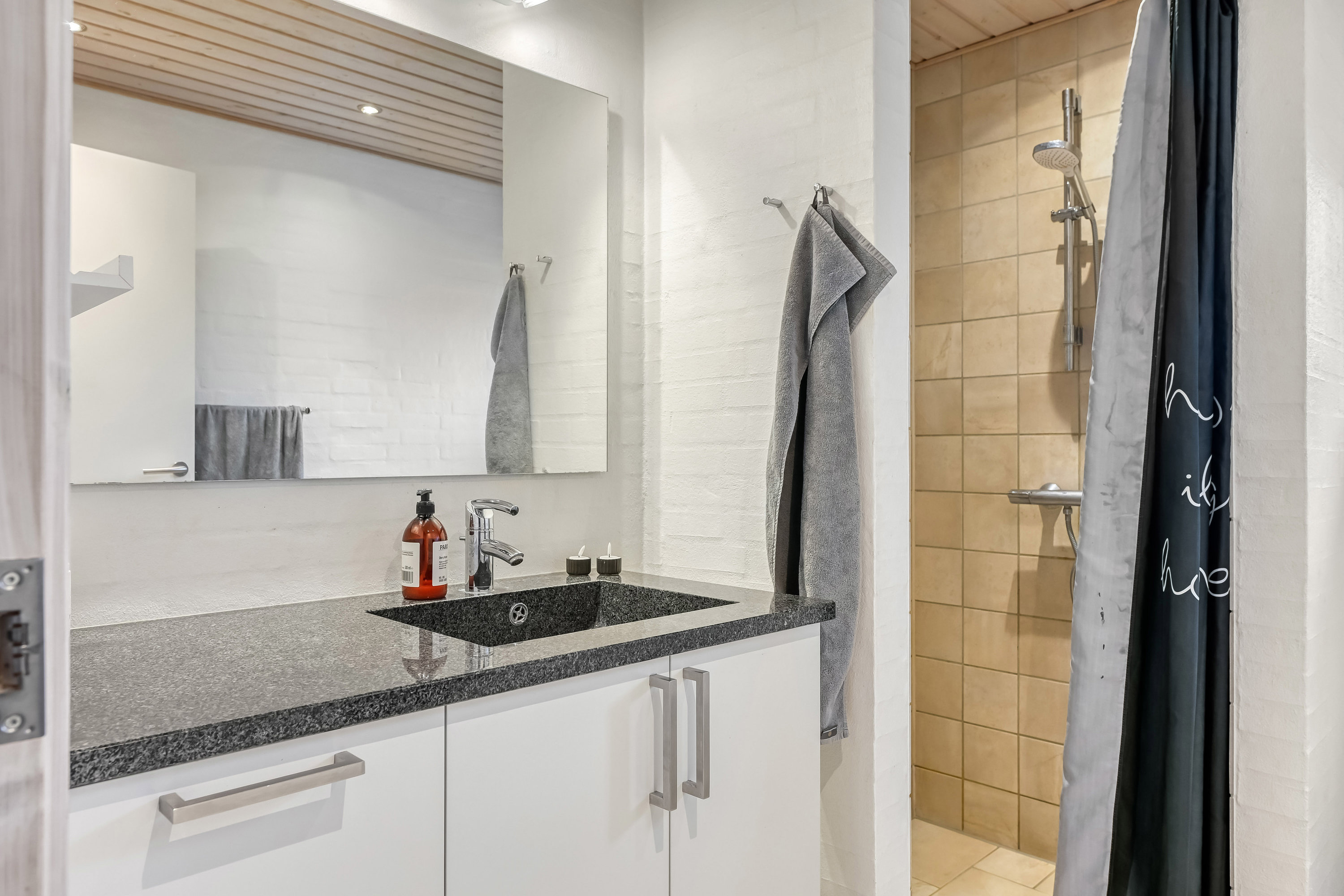 Fremhævet badeværelse billede i fuldskærmstilstand. Billede af Lillevang 56, 7190 Billund