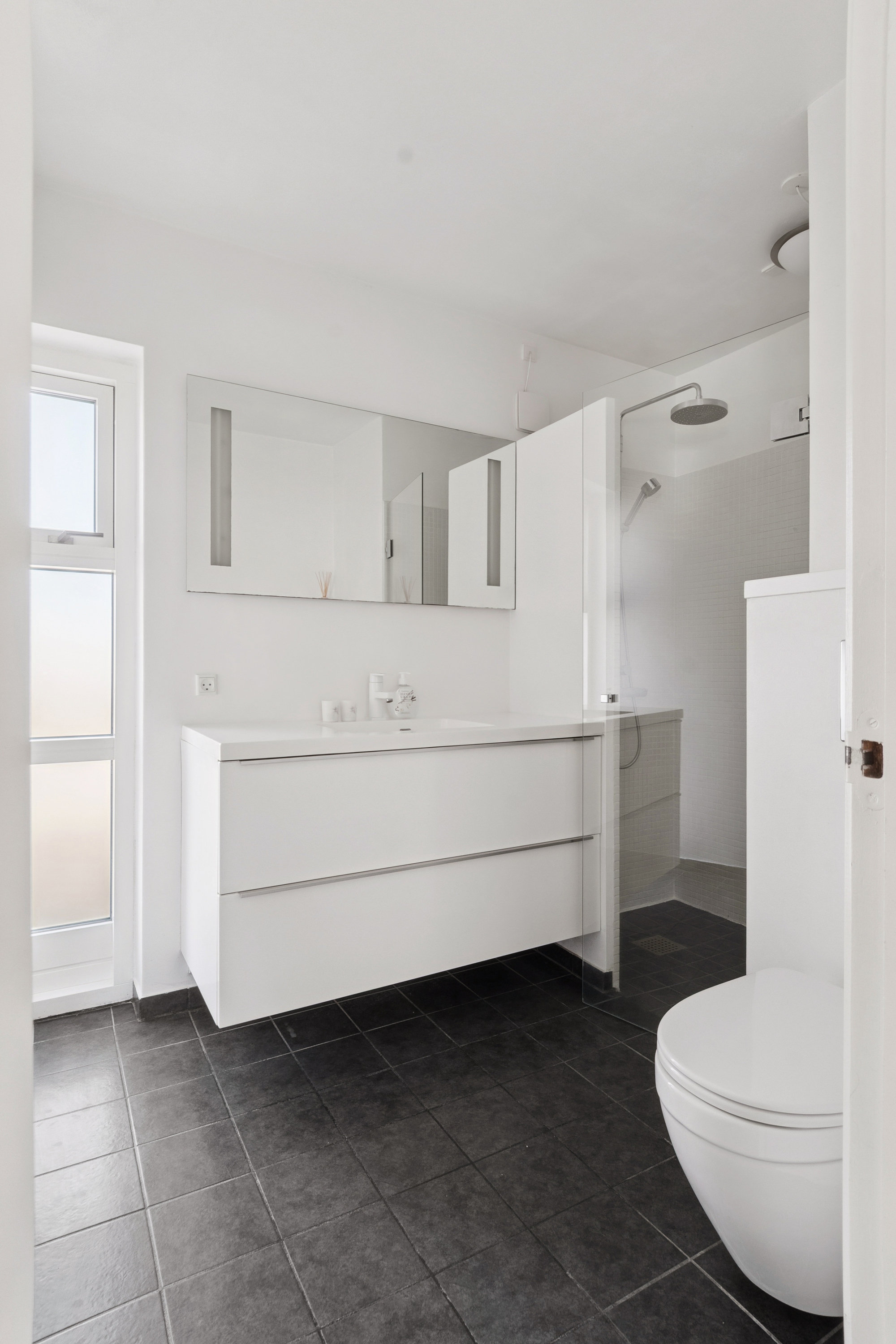 Fremhævet badeværelse billede i fuldskærmstilstand. Billede af Alexander Svedstrups Vej 3, 3140 Ålsgårde