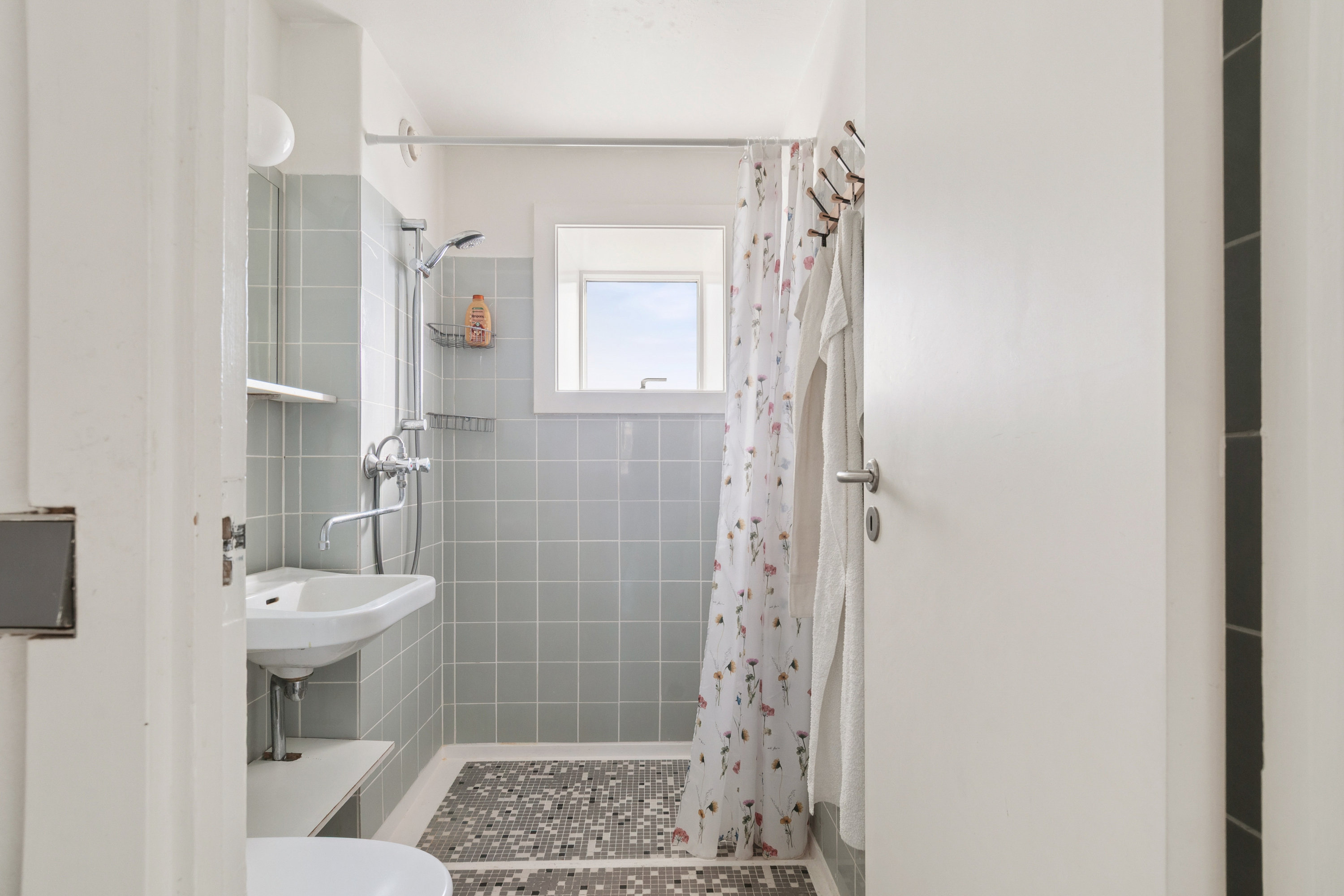 Fremhævet badeværelse billede i fuldskærmstilstand. Billede af Rugmarken 75, 2. th., Mørdrup, 3060 Espergærde