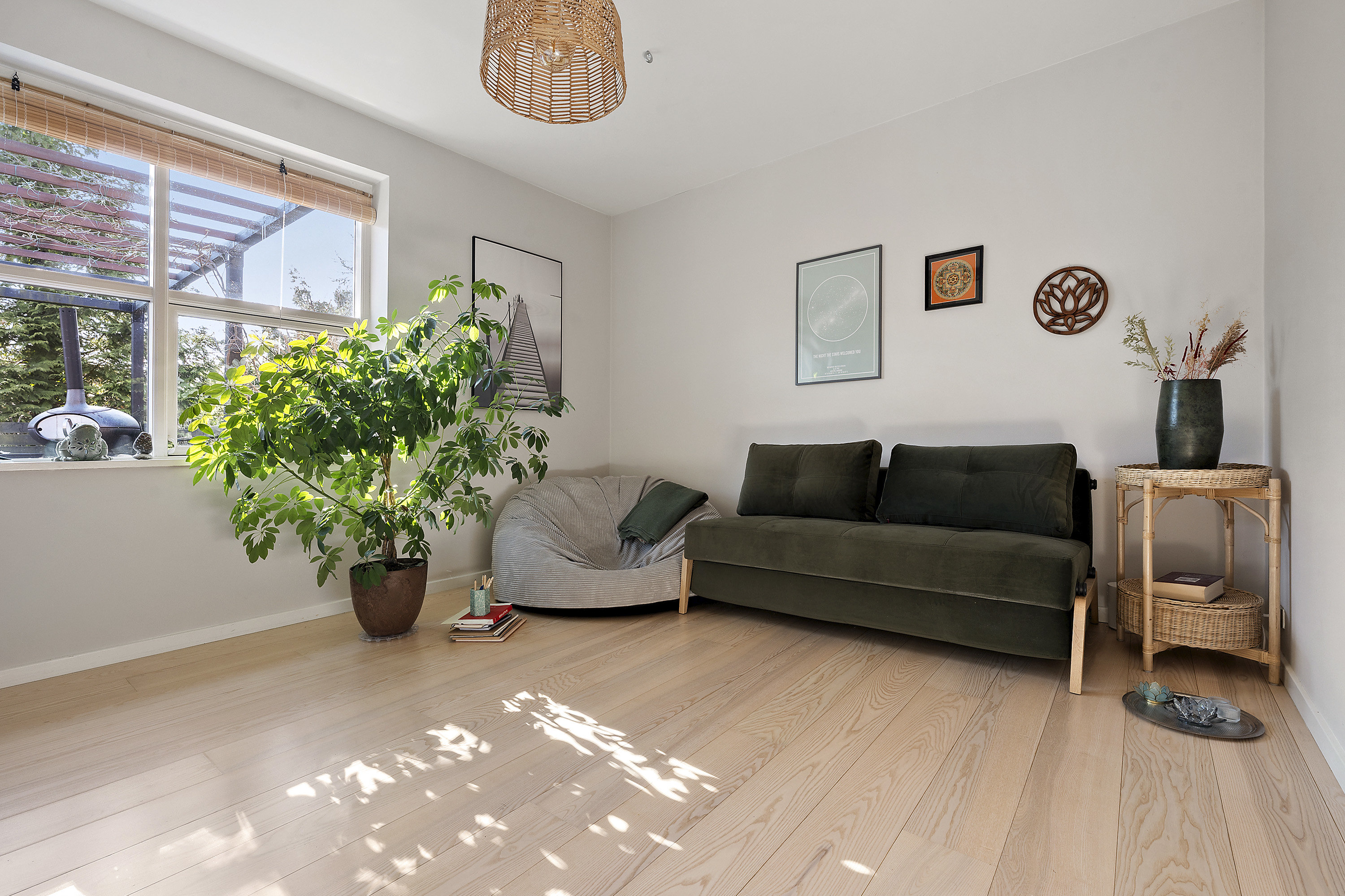 Fremhævet stue billede i fuldskærmstilstand. Billede af Trontedammen 12, Trørød, 2950 Vedbæk