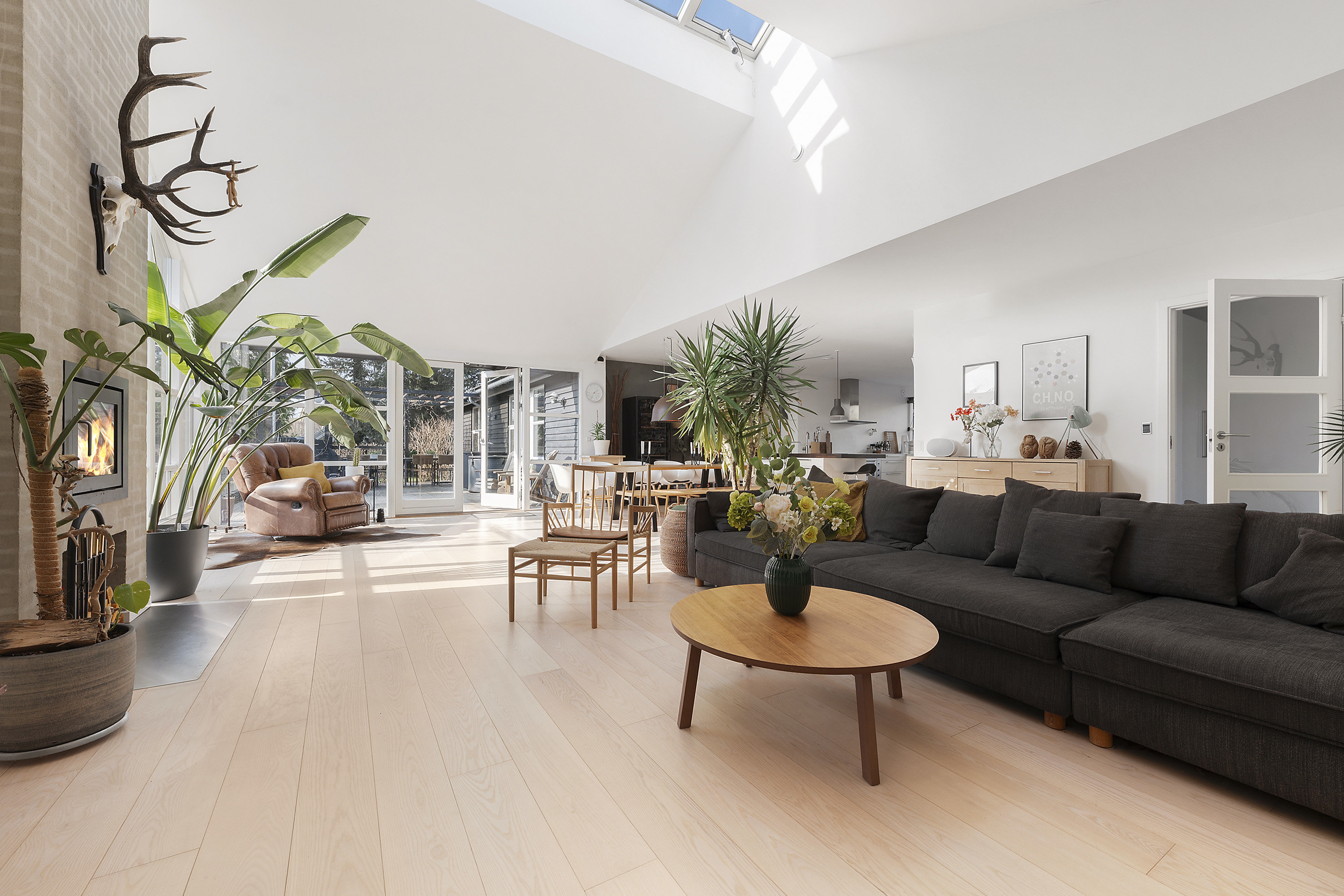 Fremhævet stue billede i fuldskærmstilstand. Billede af Trontedammen 12, Trørød, 2950 Vedbæk