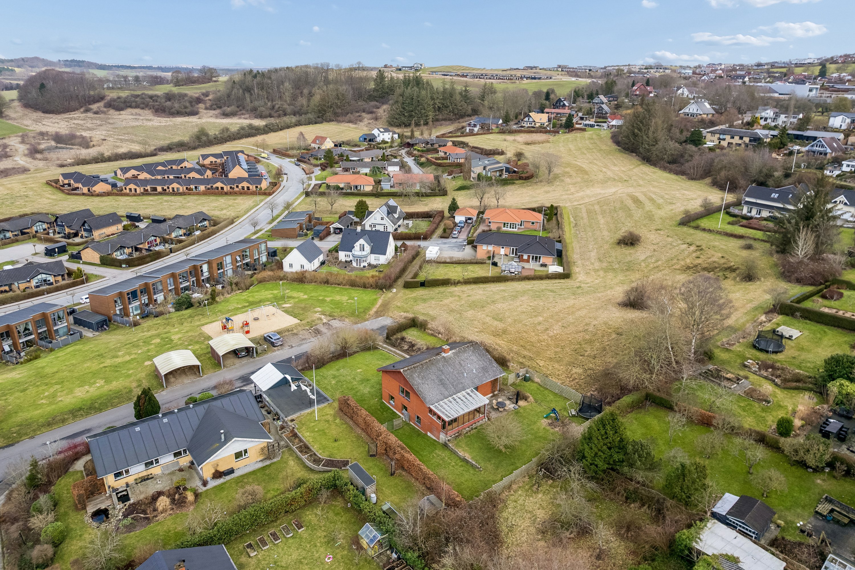 Fremhævet luftfoto billede i fuldskærmstilstand. Billede af Moesbakken 4, 8410 Rønde