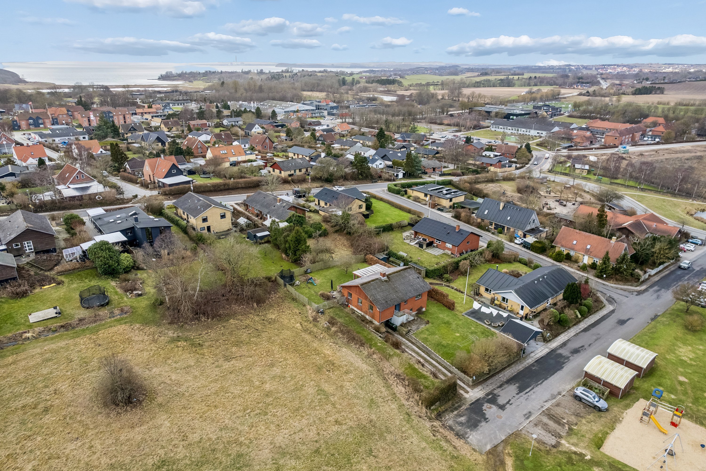 Fremhævet luftfoto billede i fuldskærmstilstand. Billede af Moesbakken 4, 8410 Rønde