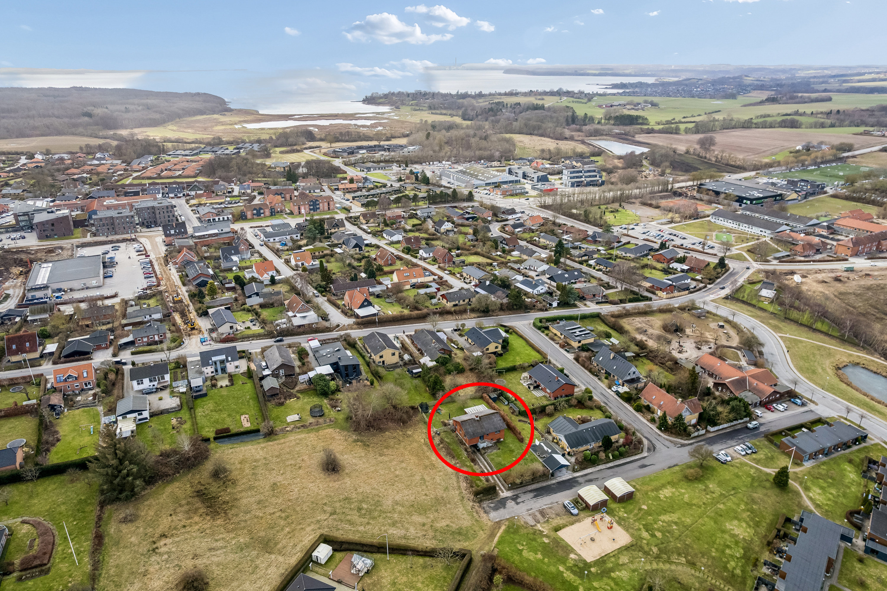 Fremhævet luftfoto billede i fuldskærmstilstand. Billede af Moesbakken 4, 8410 Rønde