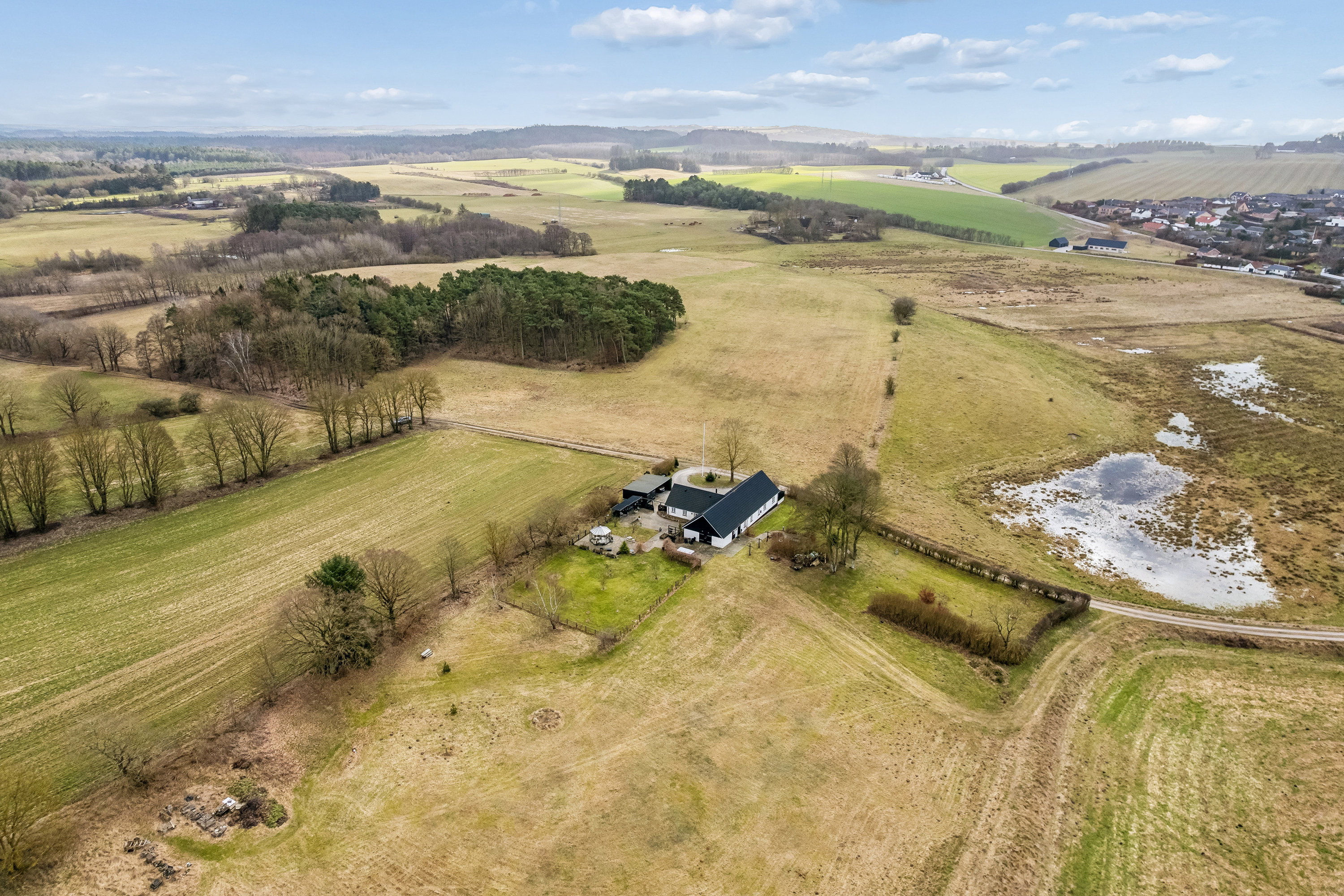 Fremhævet luftfoto billede i fuldskærmstilstand. Billede af Kjærvej 9, Thorsager, 8410 Rønde