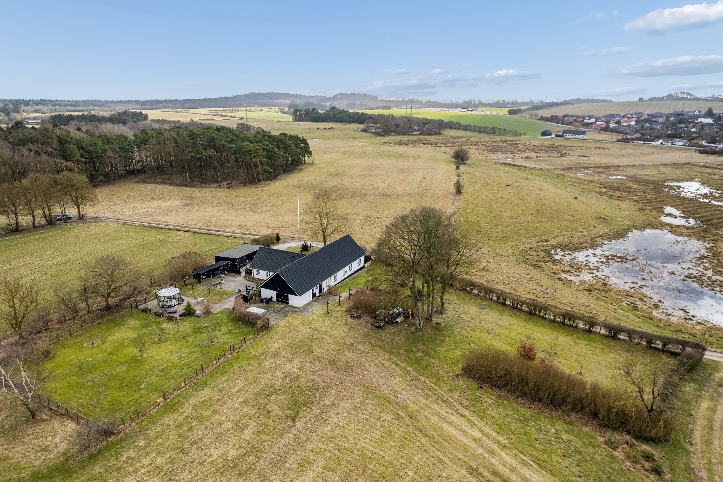 Fremhævet luftfoto billede i fuldskærmstilstand. Billede af Kjærvej 9, Thorsager, 8410 Rønde