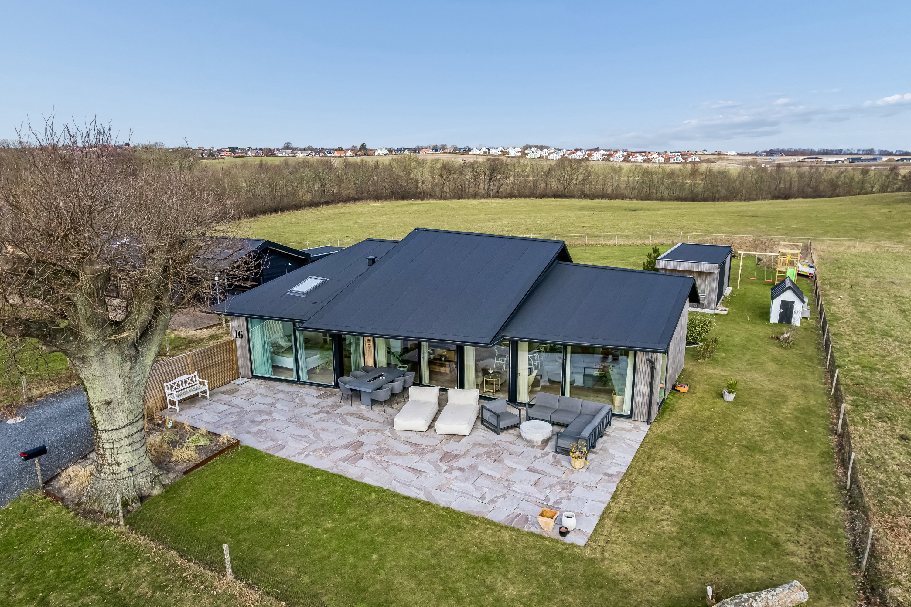 Fremhævet luftfoto billede i fuldskærmstilstand. Billede af Stenhøjvej 16, Følle Strand, 8410 Rønde