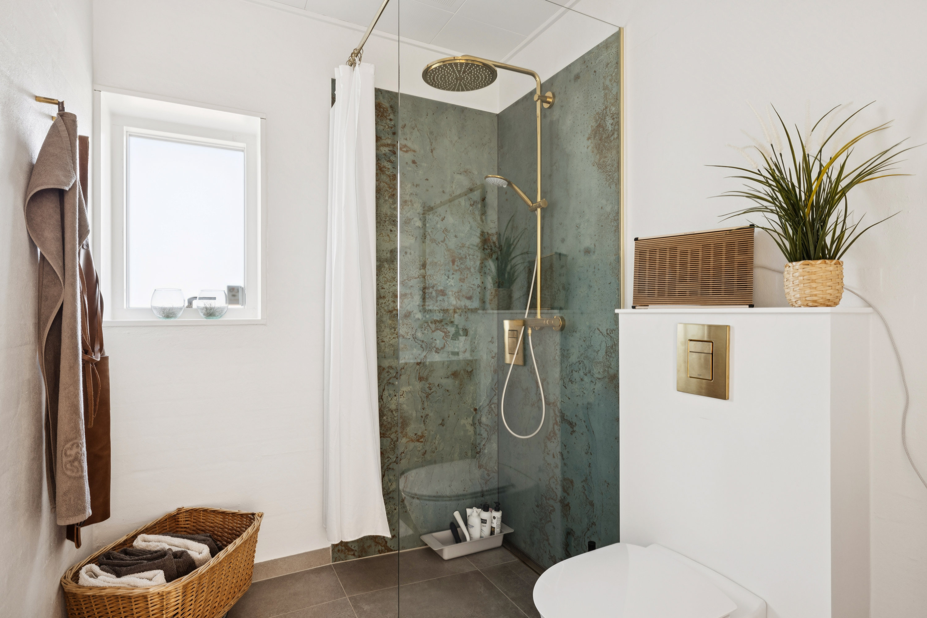 Fremhævet badeværelse billede i fuldskærmstilstand. Billede af Stenhøjvej 16, Følle Strand, 8410 Rønde