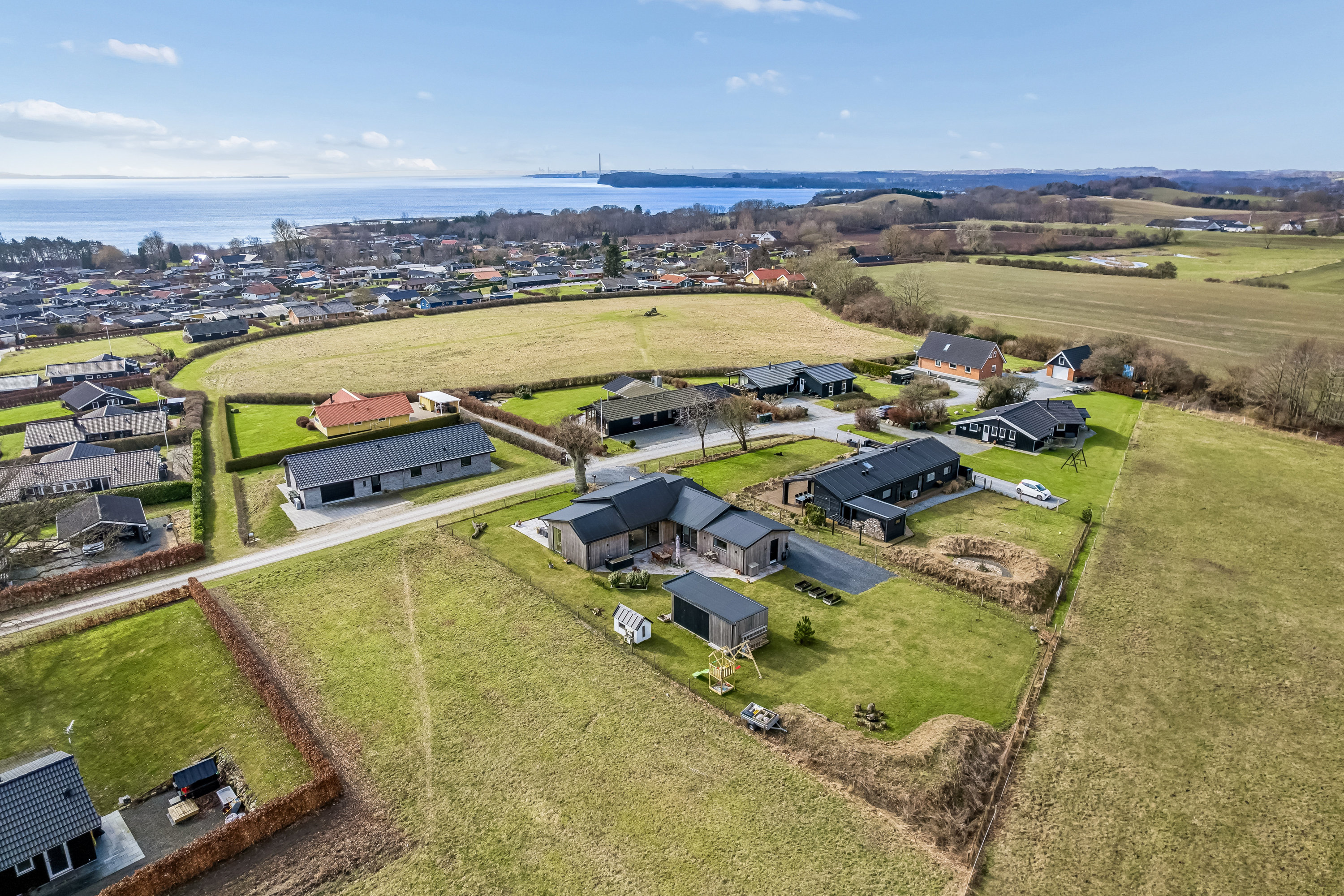 Fremhævet luftfoto billede i fuldskærmstilstand. Billede af Stenhøjvej 16, Følle Strand, 8410 Rønde
