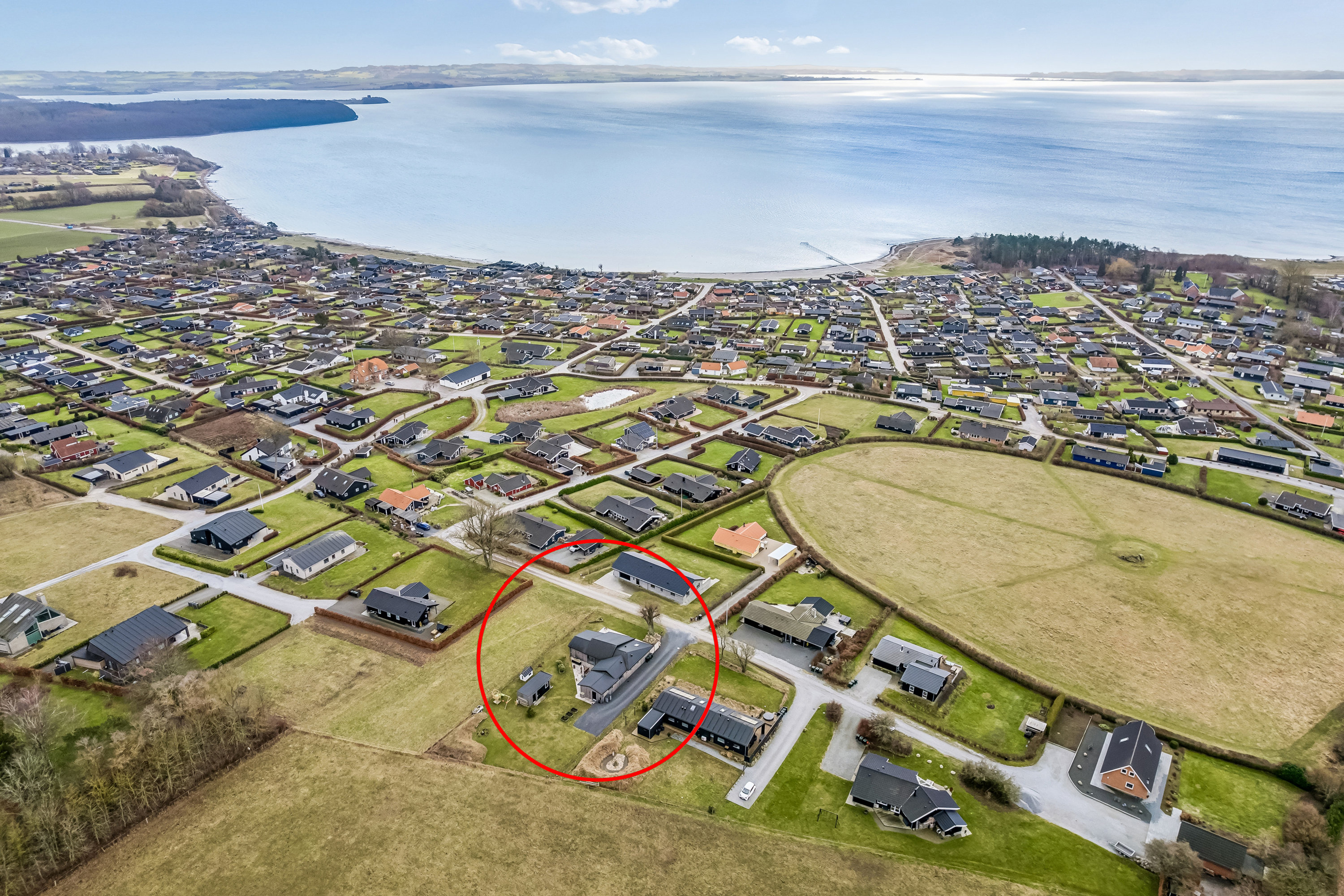 Fremhævet luftfoto billede i fuldskærmstilstand. Billede af Stenhøjvej 16, Følle Strand, 8410 Rønde