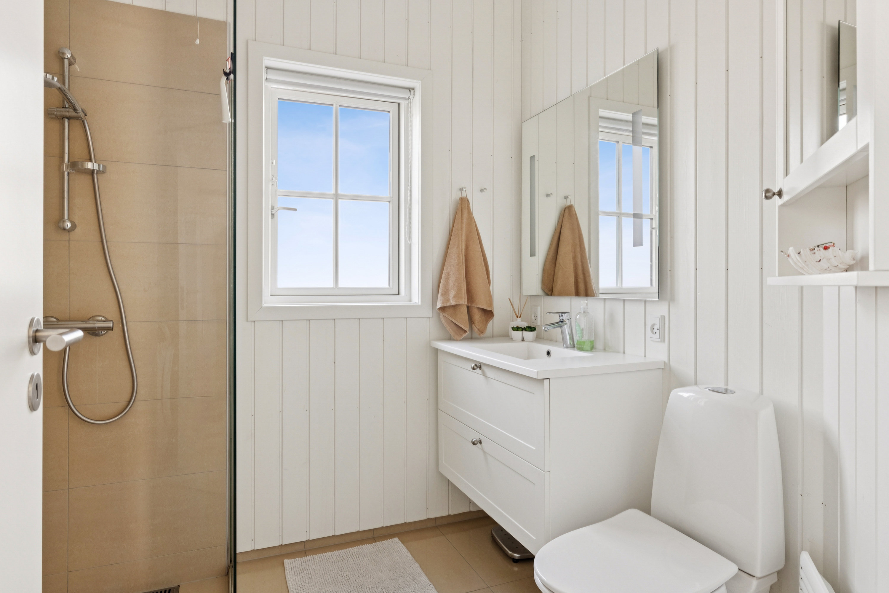 Fremhævet badeværelse billede i fuldskærmstilstand. Billede af Vestervangsvej 10, Følle Strand, 8410 Rønde