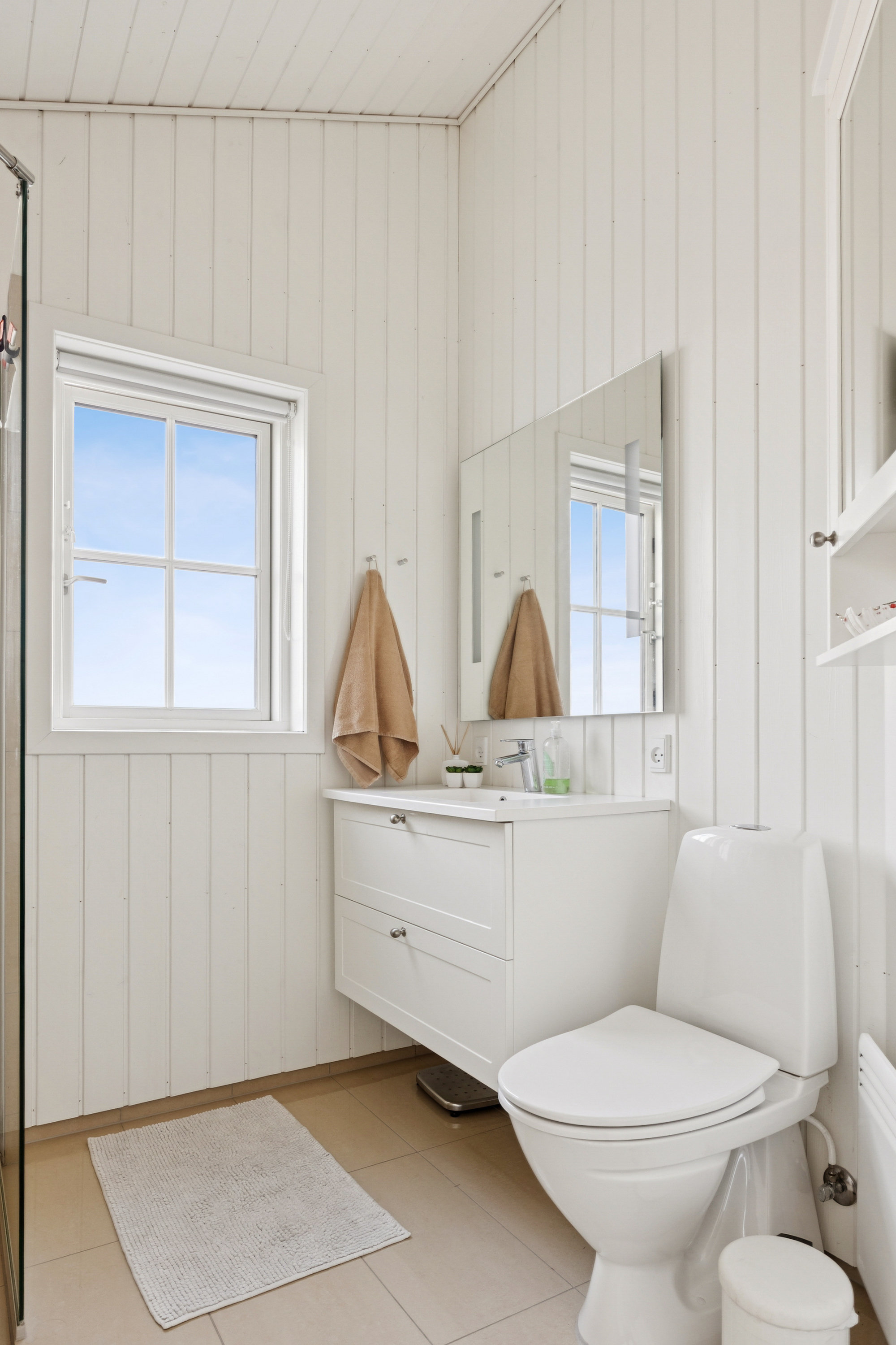 Fremhævet badeværelse billede i fuldskærmstilstand. Billede af Vestervangsvej 10, Følle Strand, 8410 Rønde