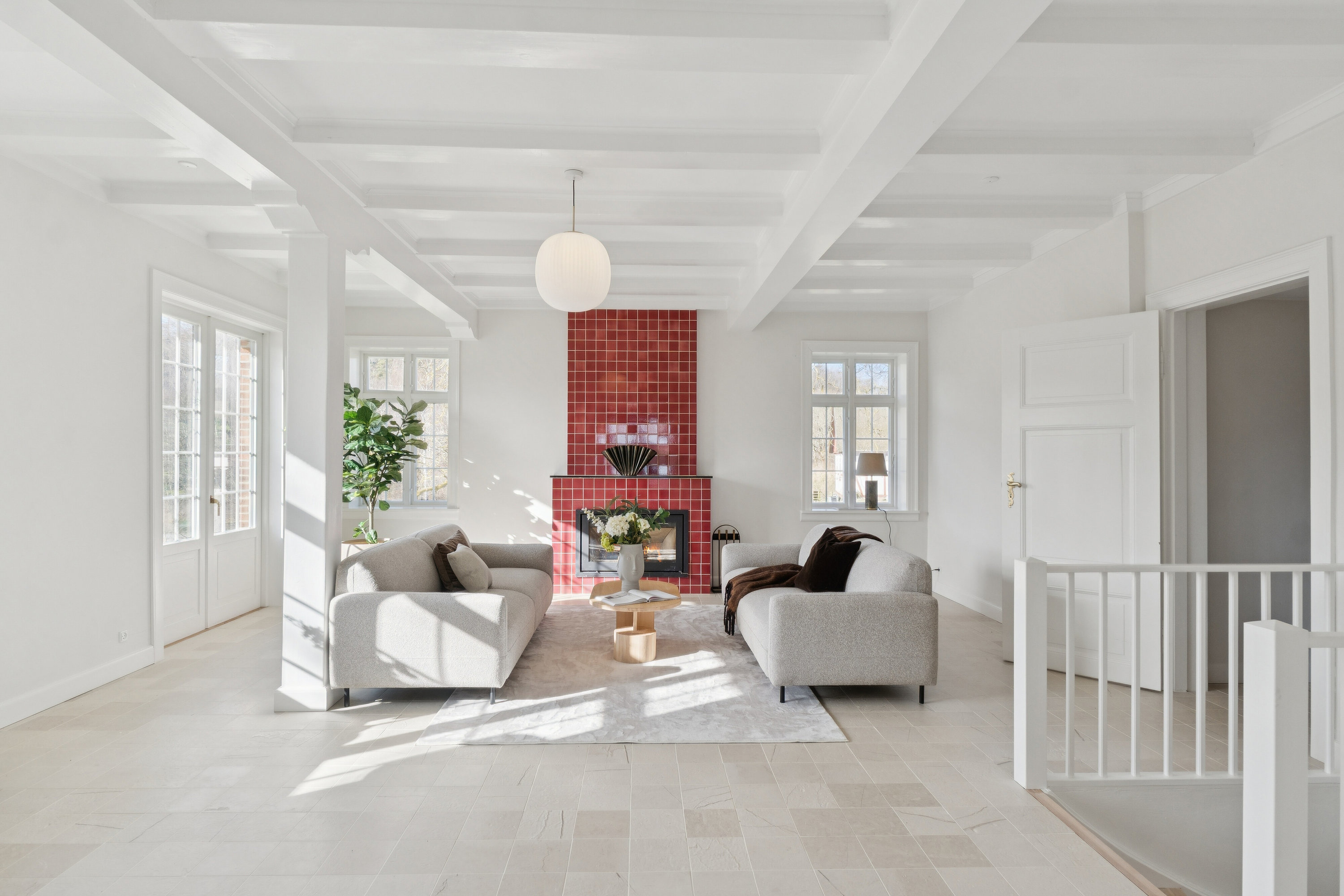 Fremhævet stue billede i fuldskærmstilstand. Billede af Højbjerggårdsvej 63, Øverød, 2840 Holte