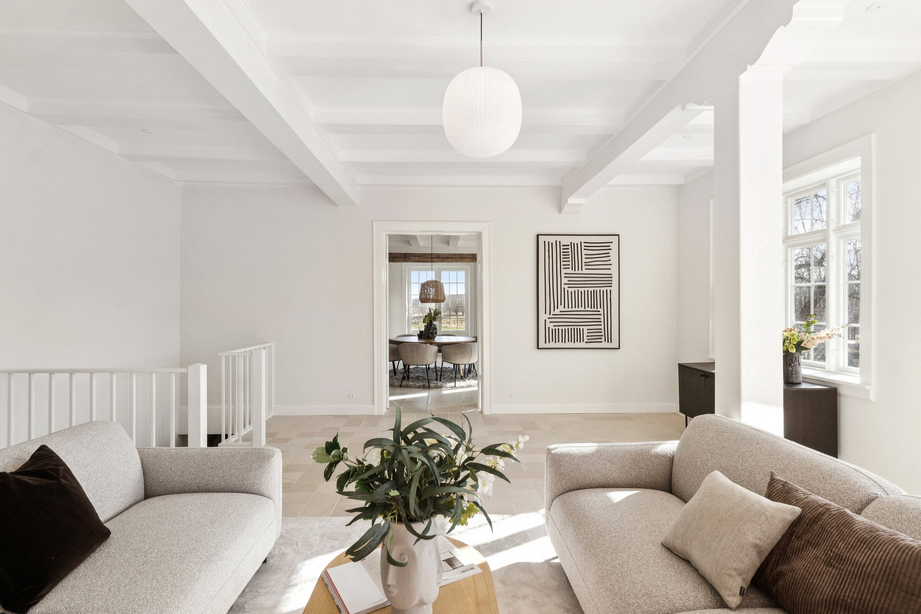 Fremhævet stue billede i fuldskærmstilstand. Billede af Højbjerggårdsvej 63, Øverød, 2840 Holte