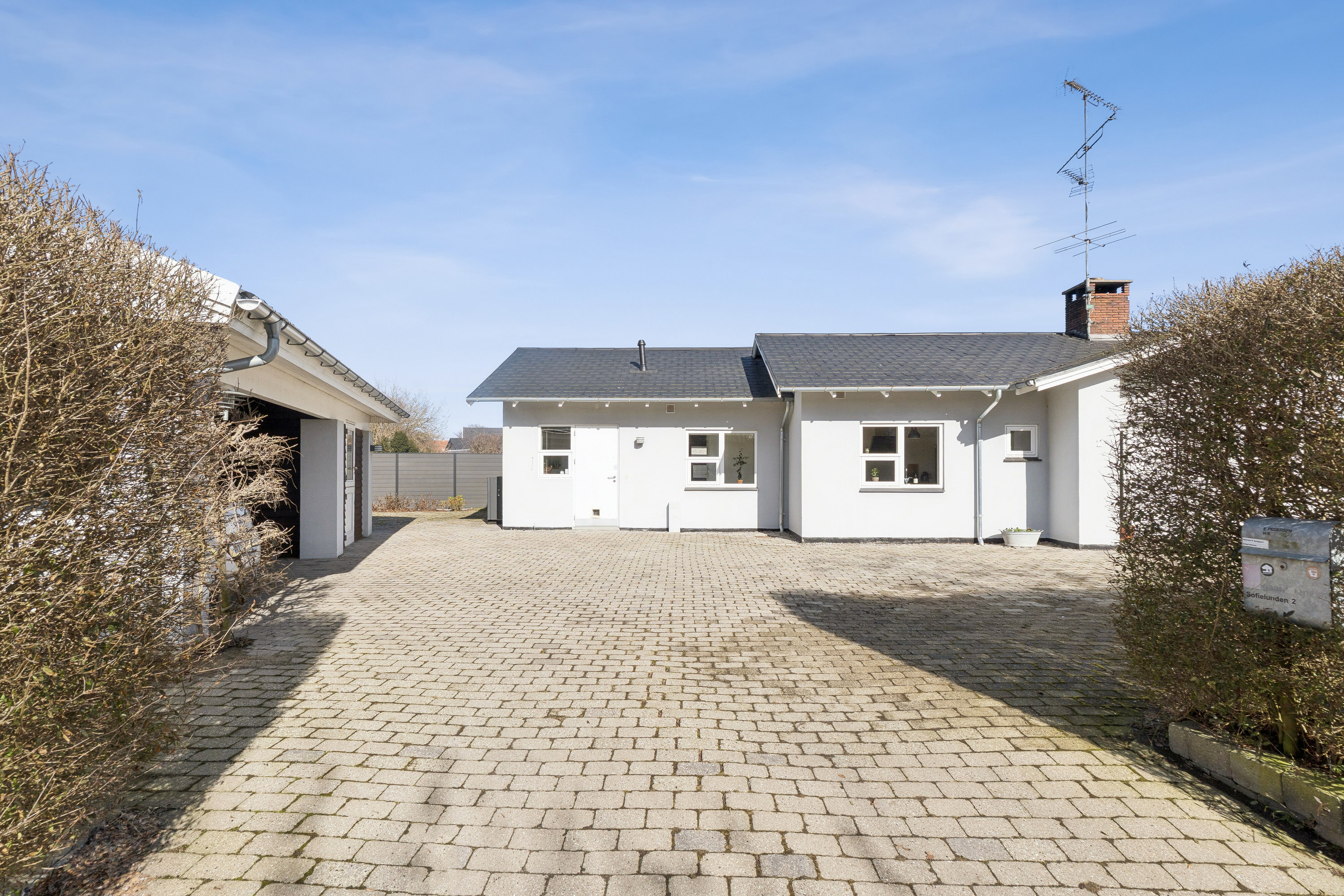 Fremhævet set fra vejen billede i fuldskærmstilstand. Billede af Sofielunden 2, 2600 Glostrup