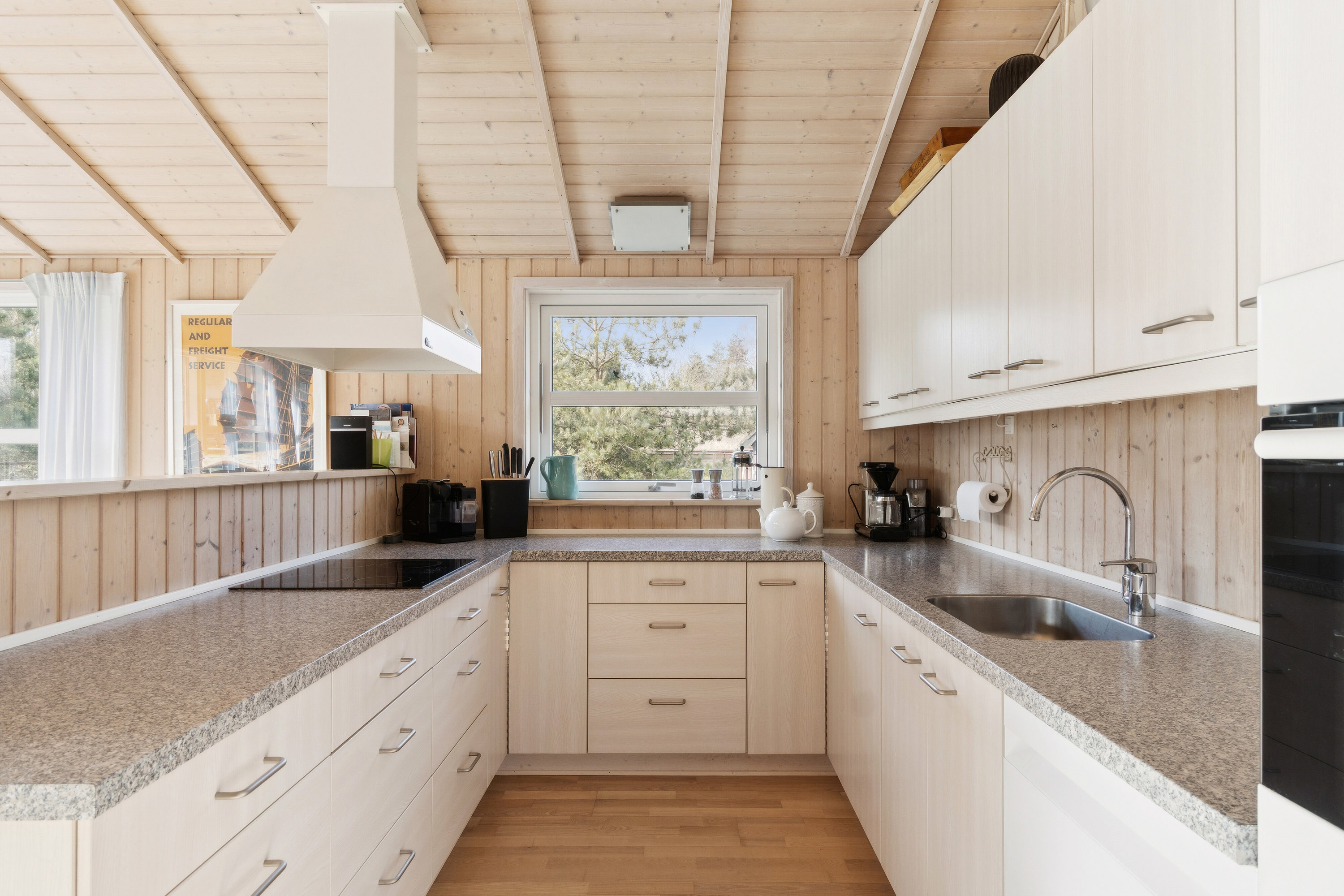 Fremhævet køkken billede i fuldskærmstilstand. Billede af Sjøstauan 5A, Pedersker, 3720 Aakirkeby