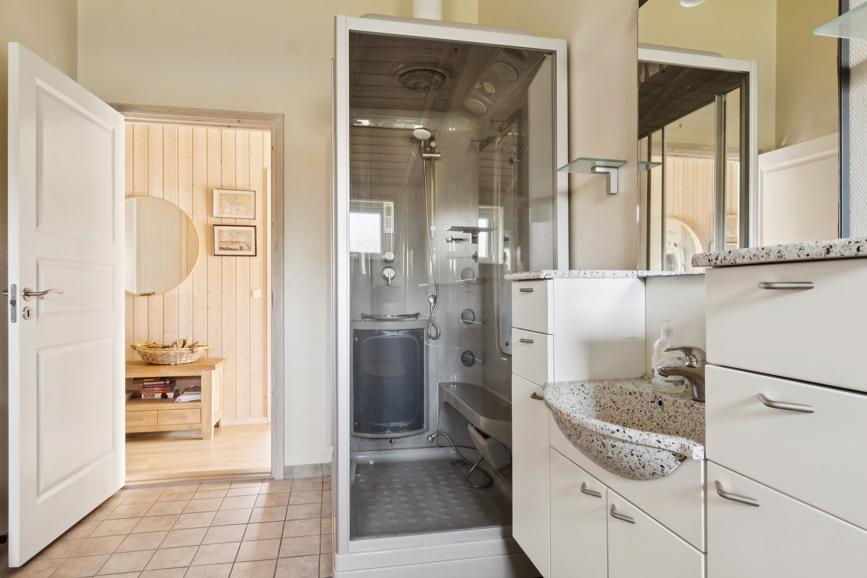 Fremhævet badeværelse billede i fuldskærmstilstand. Billede af Sjøstauan 5A, Pedersker, 3720 Aakirkeby