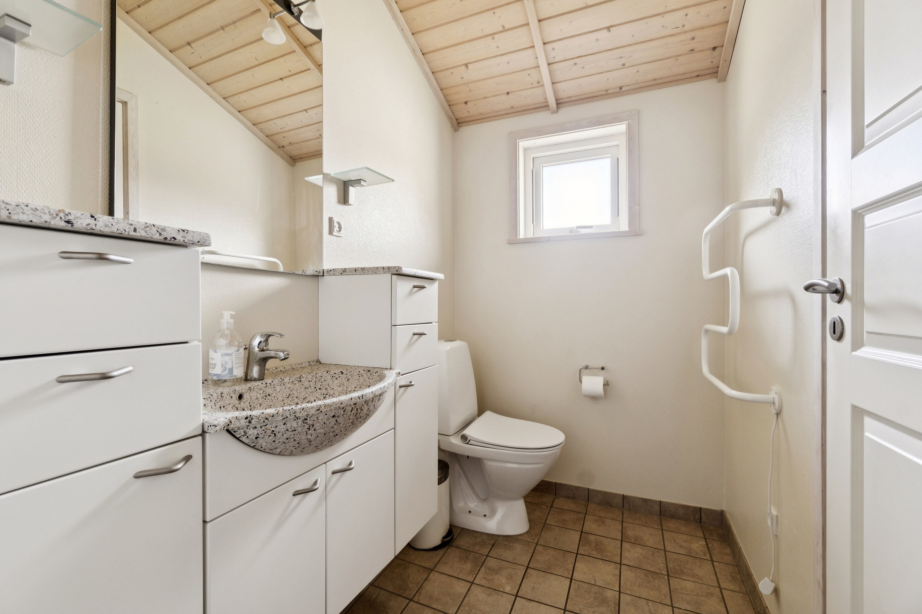 Fremhævet badeværelse billede i fuldskærmstilstand. Billede af Sjøstauan 5A, Pedersker, 3720 Aakirkeby