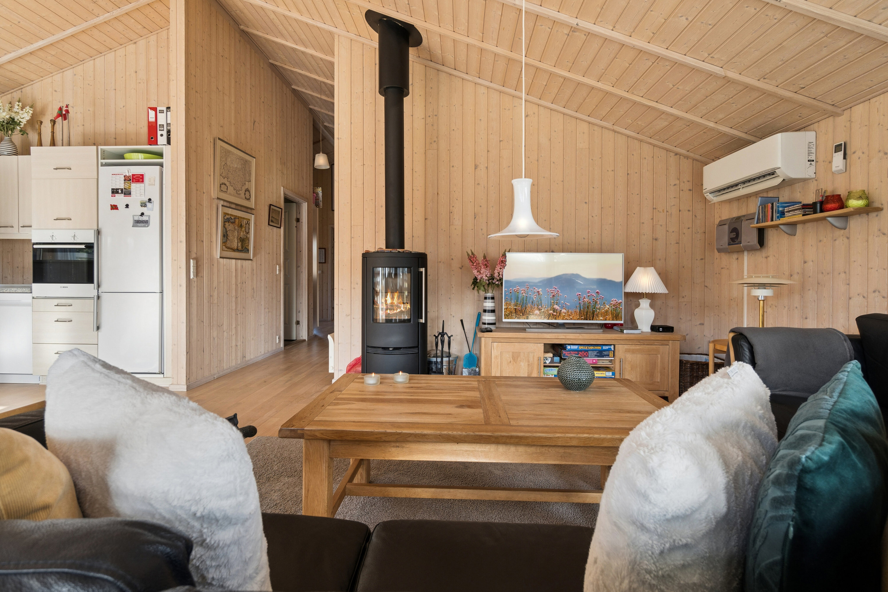 Fremhævet stue billede i fuldskærmstilstand. Billede af Sjøstauan 5A, Pedersker, 3720 Aakirkeby