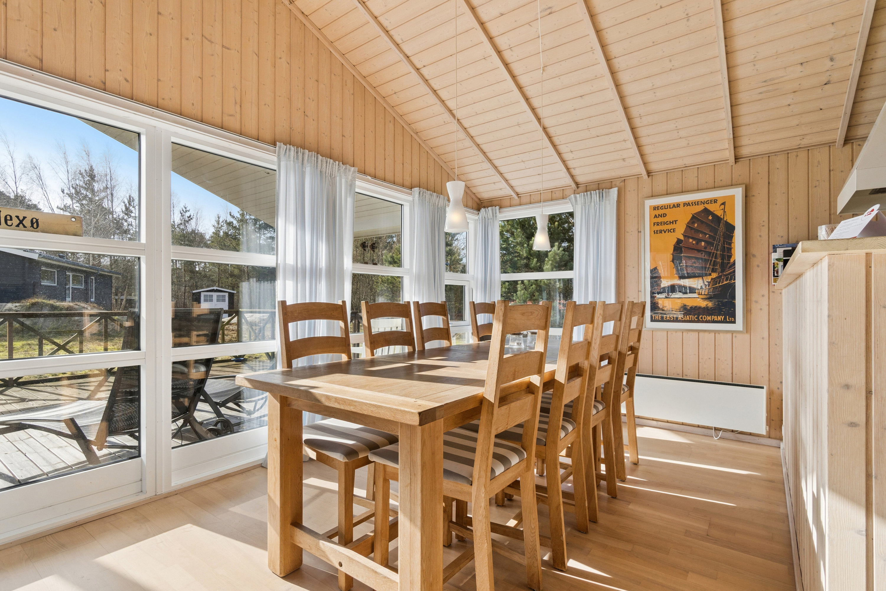 Fremhævet spisestue billede i fuldskærmstilstand. Billede af Sjøstauan 5A, Pedersker, 3720 Aakirkeby