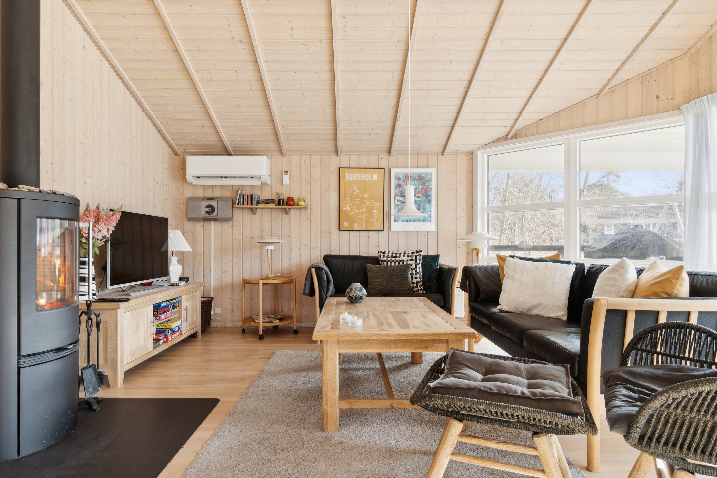 Fremhævet stue billede i fuldskærmstilstand. Billede af Sjøstauan 5A, Pedersker, 3720 Aakirkeby