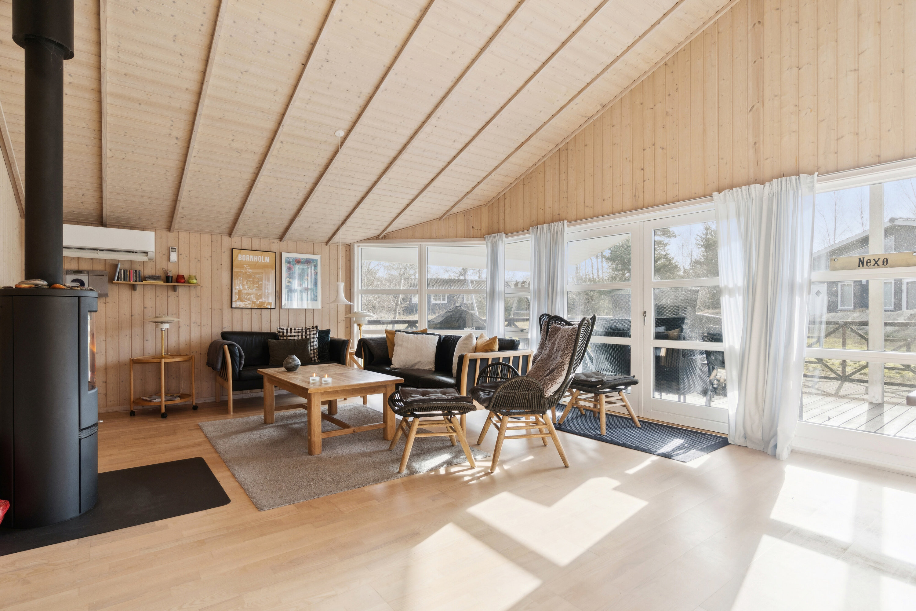 Fremhævet stue billede i fuldskærmstilstand. Billede af Sjøstauan 5A, Pedersker, 3720 Aakirkeby