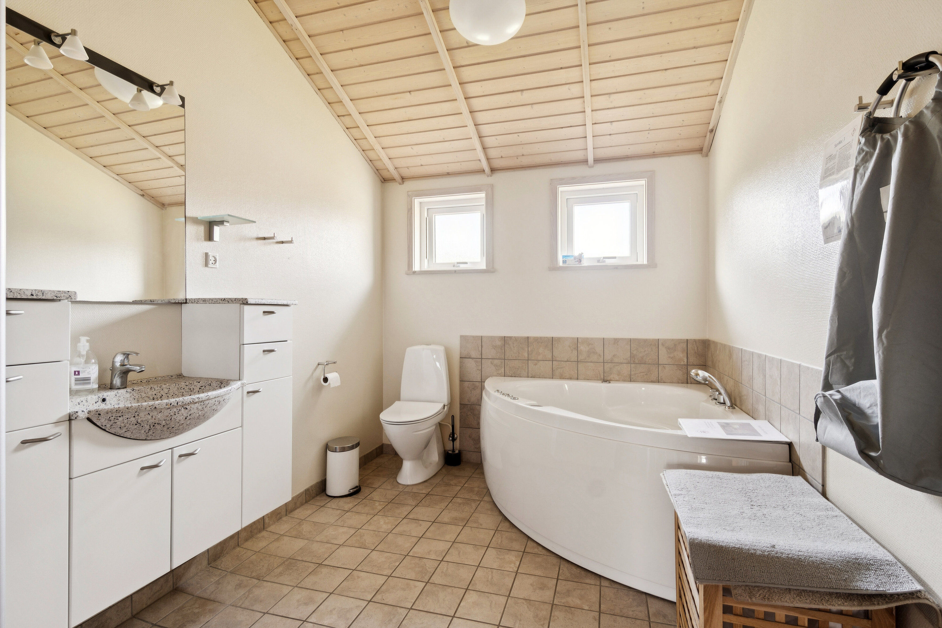 Fremhævet badeværelse billede i fuldskærmstilstand. Billede af Sjøstauan 5A, Pedersker, 3720 Aakirkeby