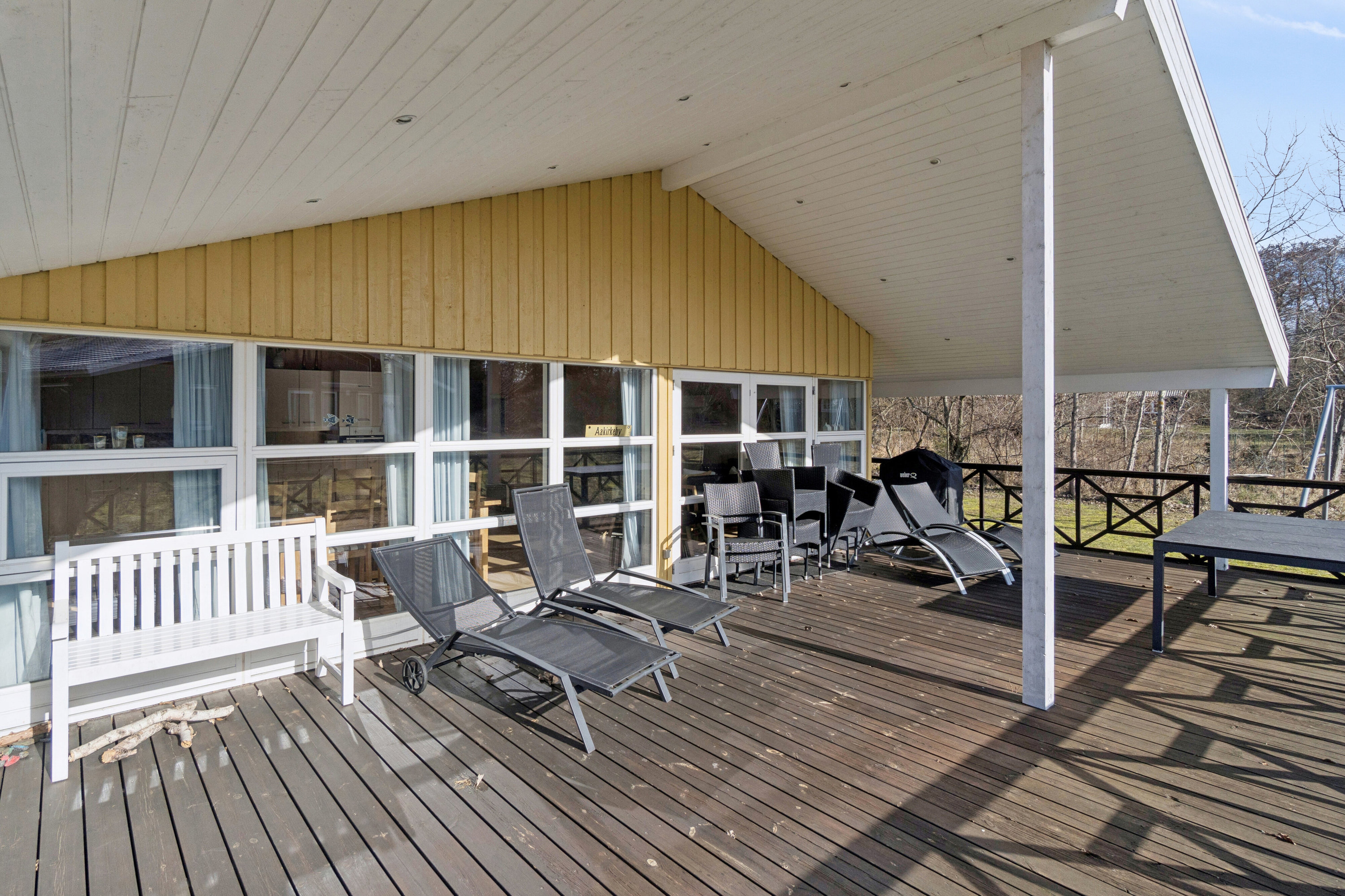 Fremhævet overdækket terrasse billede i fuldskærmstilstand. Billede af Sjøstauan 5A, Pedersker, 3720 Aakirkeby