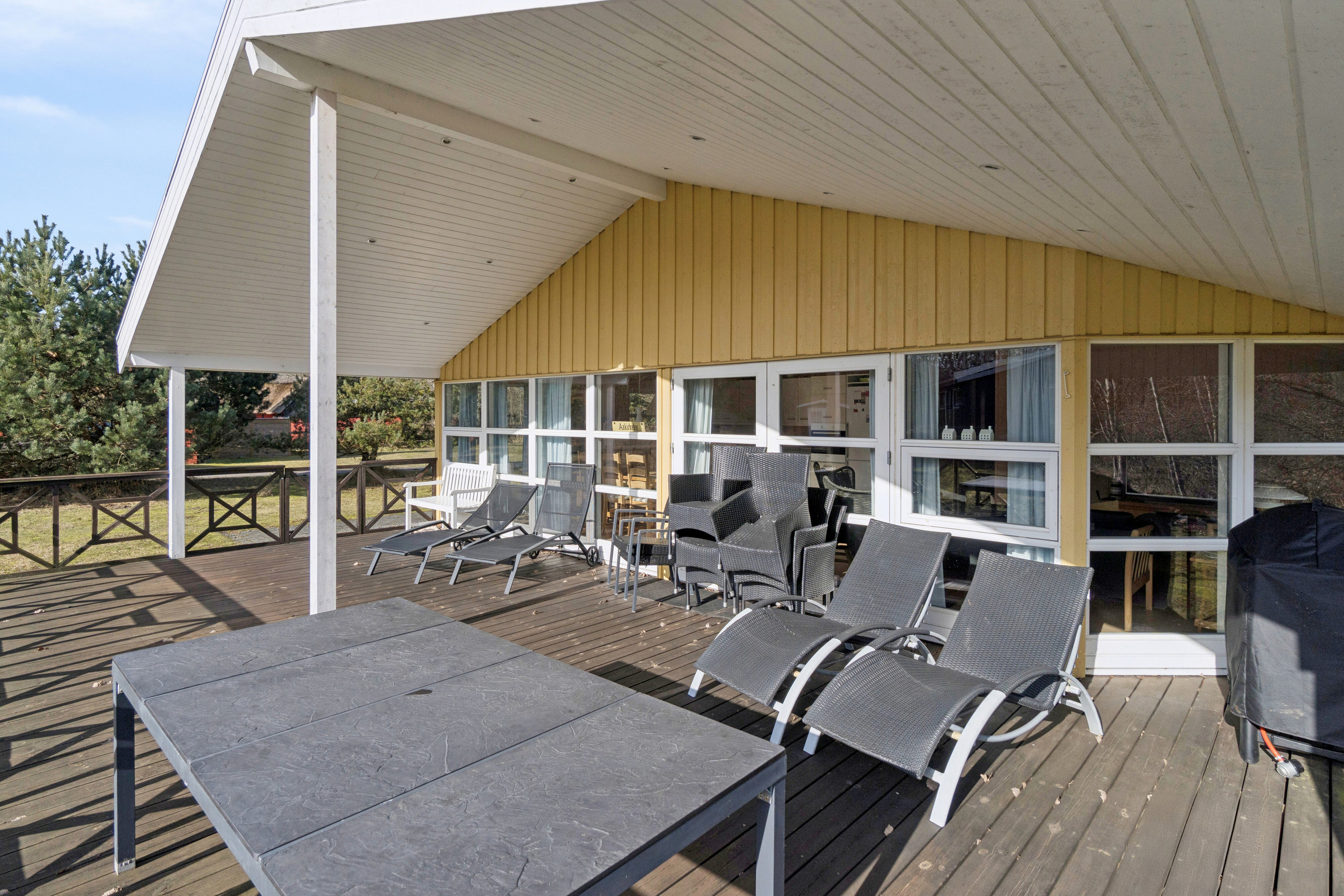 Fremhævet overdækket terrasse billede i fuldskærmstilstand. Billede af Sjøstauan 5A, Pedersker, 3720 Aakirkeby