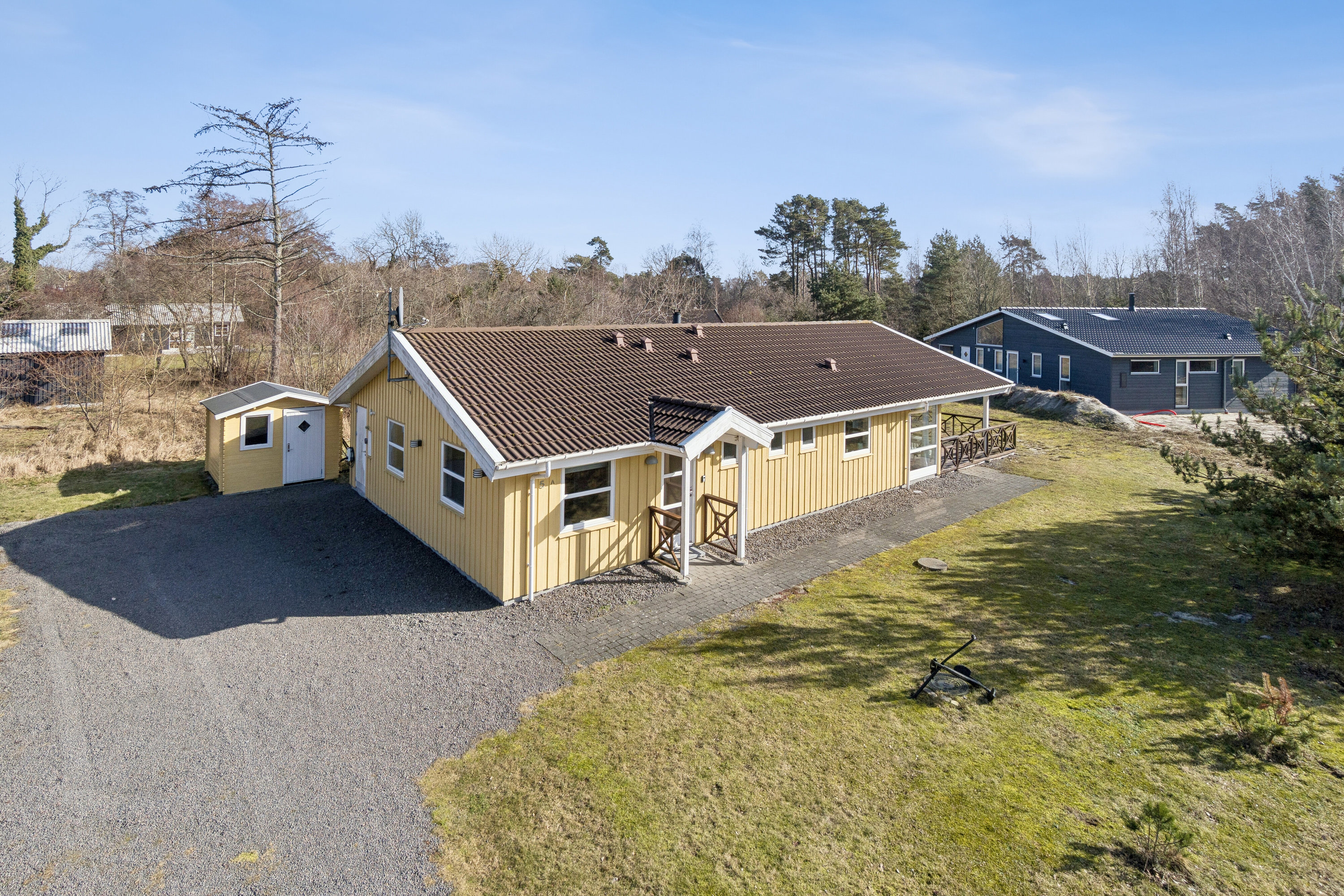 Fremhævet set fra vejen billede i fuldskærmstilstand. Billede af Sjøstauan 5A, Pedersker, 3720 Aakirkeby