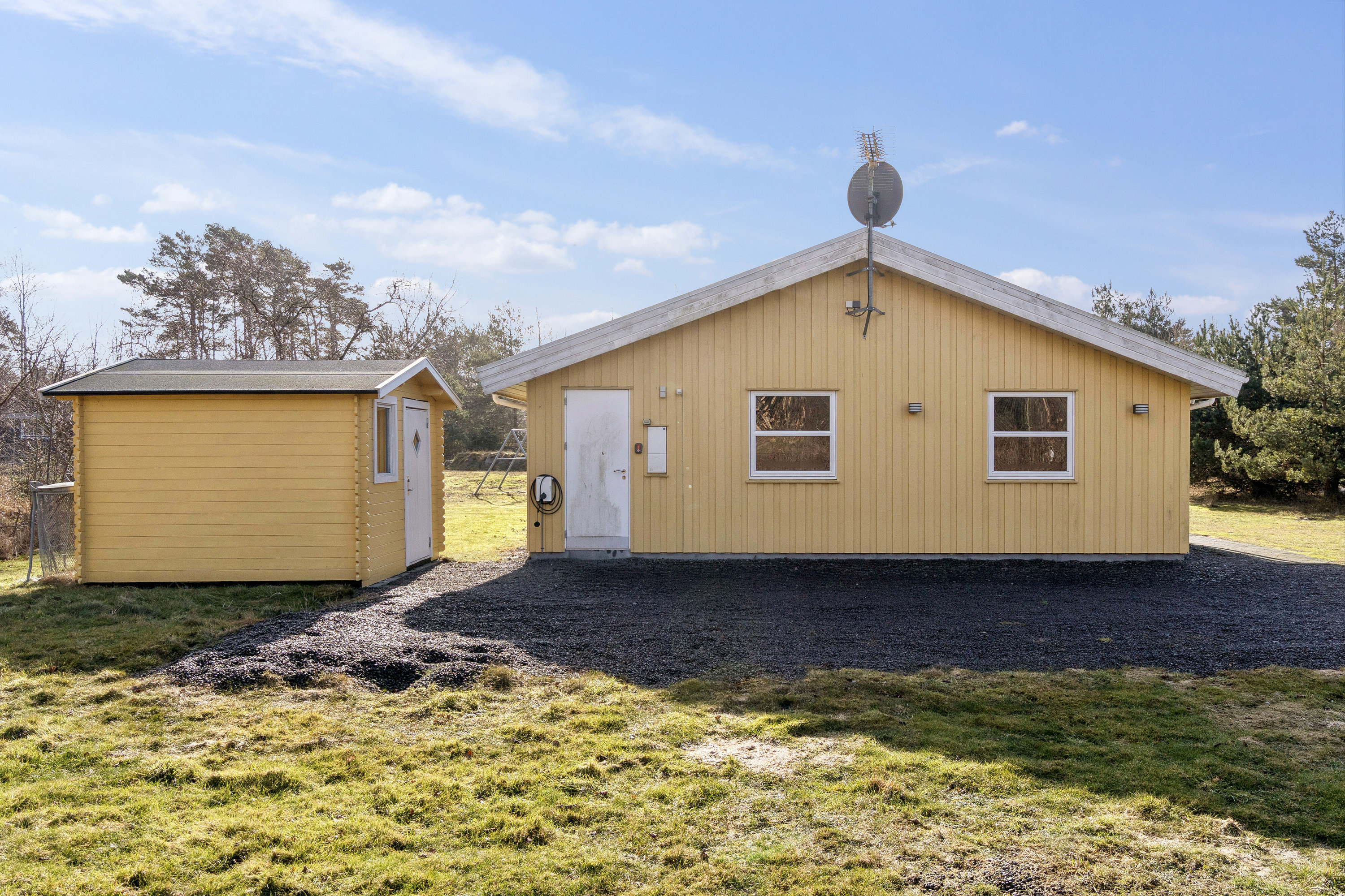 Fremhævet set fra vejen billede i fuldskærmstilstand. Billede af Sjøstauan 5A, Pedersker, 3720 Aakirkeby