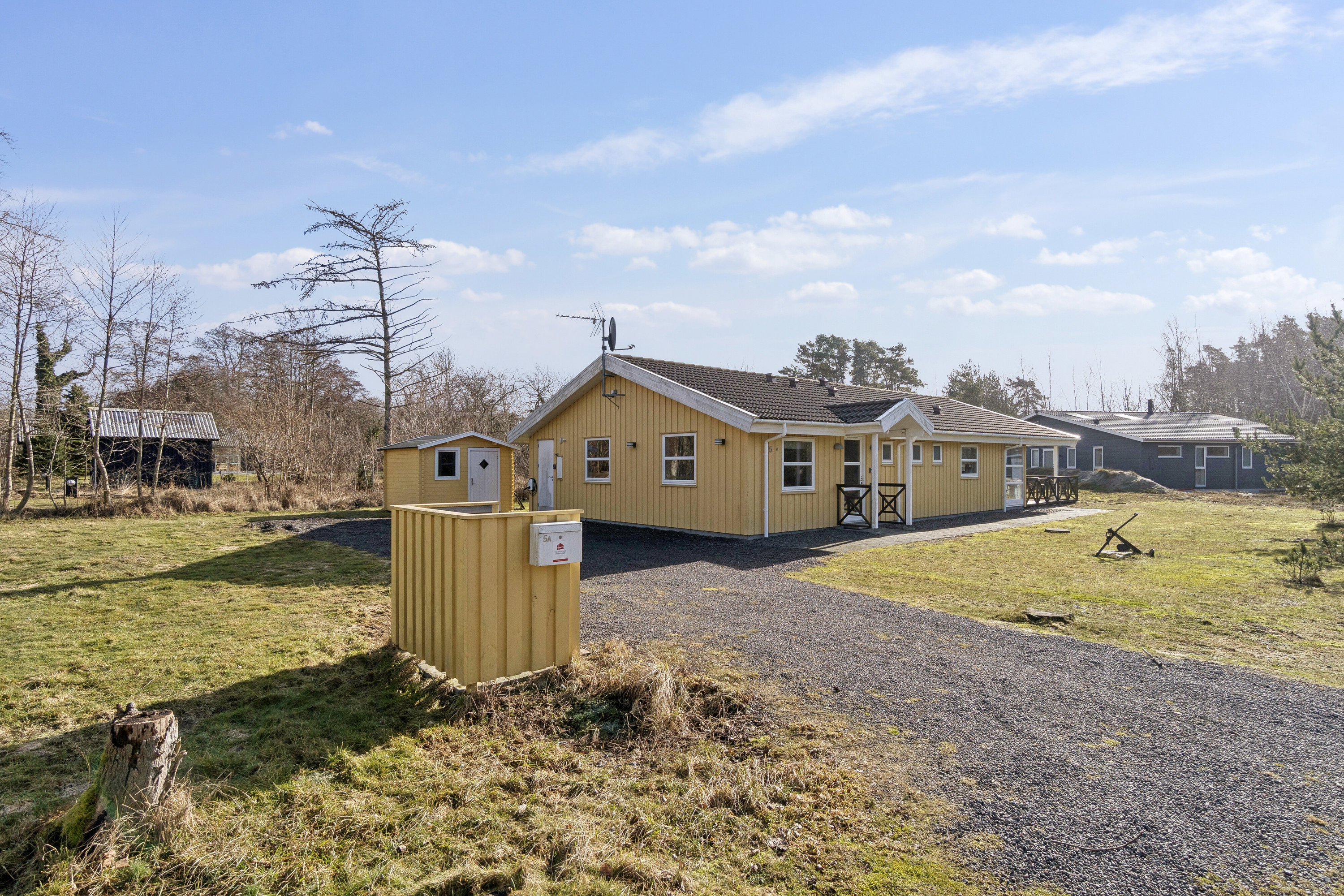 Fremhævet set fra vejen billede i fuldskærmstilstand. Billede af Sjøstauan 5A, Pedersker, 3720 Aakirkeby