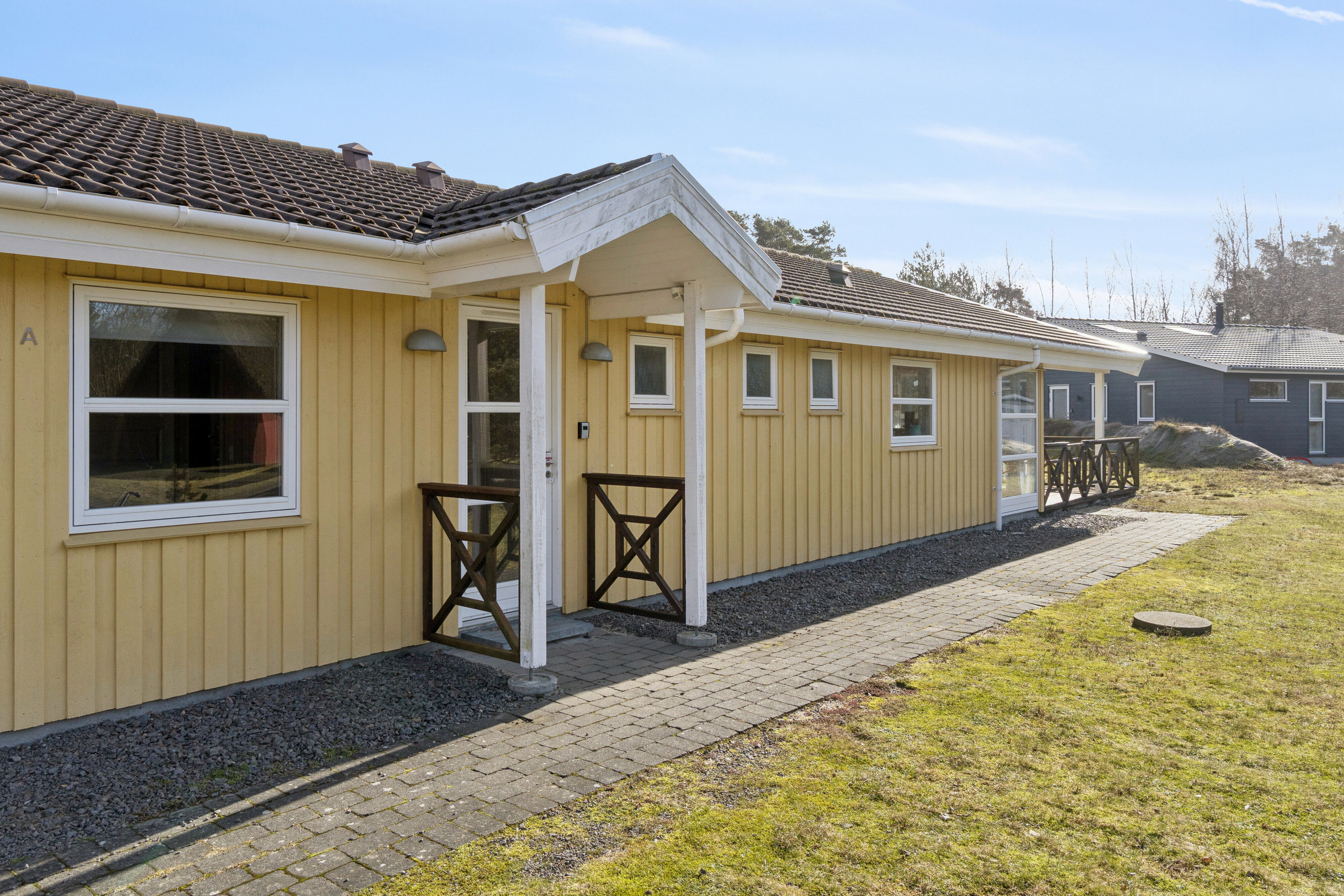 Fremhævet udendørs billede i fuldskærmstilstand. Billede af Sjøstauan 5A, Pedersker, 3720 Aakirkeby