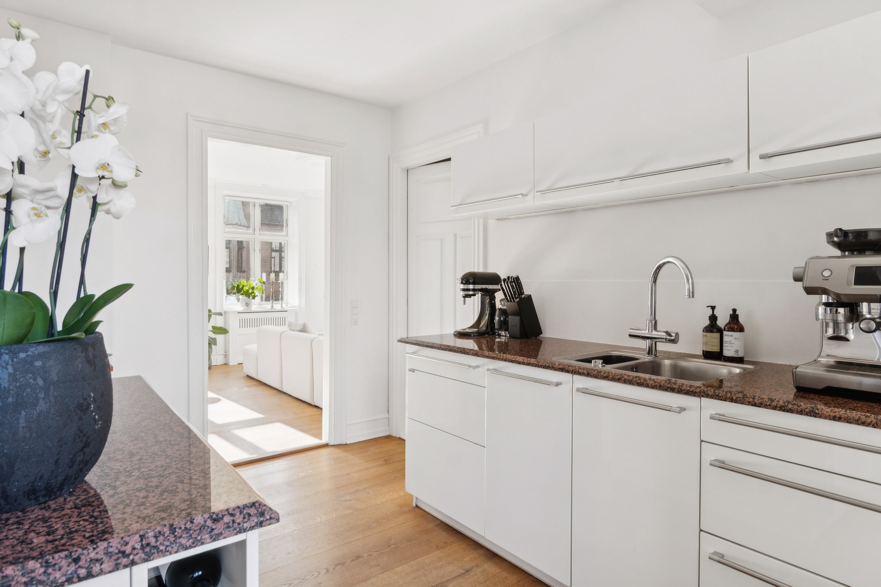 Fremhævet køkken billede i fuldskærmstilstand. Billede af Djalma Lunds Gård 1, 4000 Roskilde