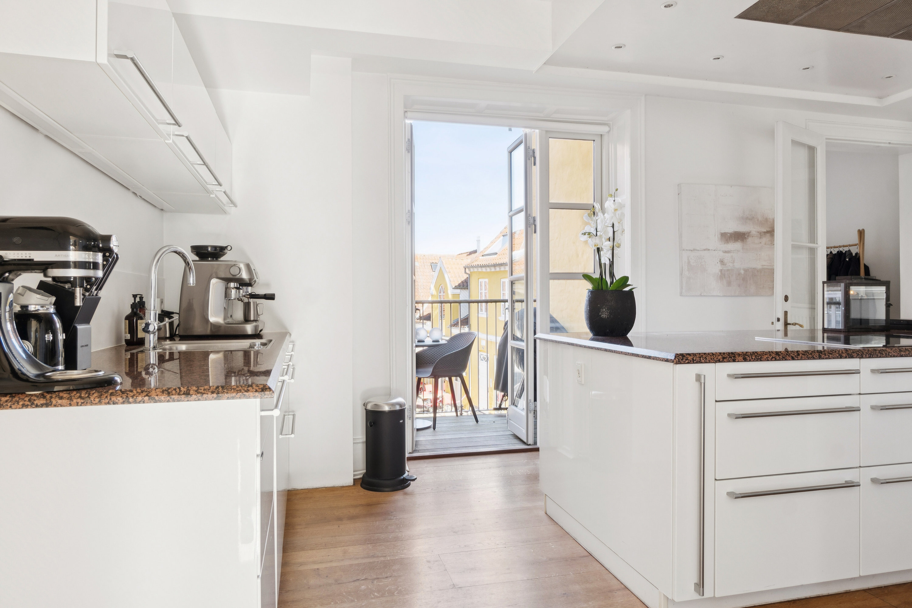 Fremhævet køkken billede i fuldskærmstilstand. Billede af Djalma Lunds Gård 1, 4000 Roskilde