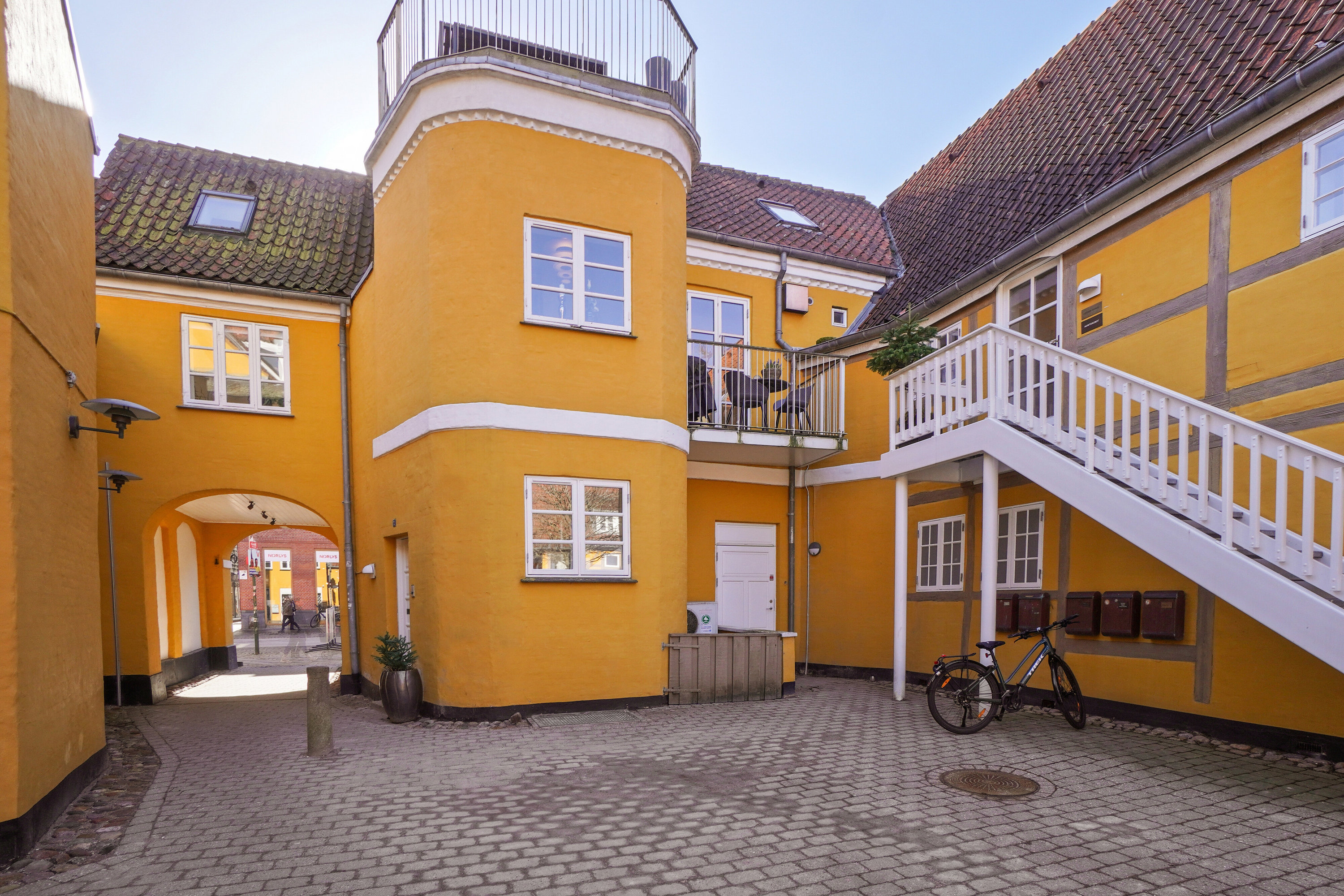 Fremhævet udendørs billede i fuldskærmstilstand. Billede af Djalma Lunds Gård 1, 4000 Roskilde