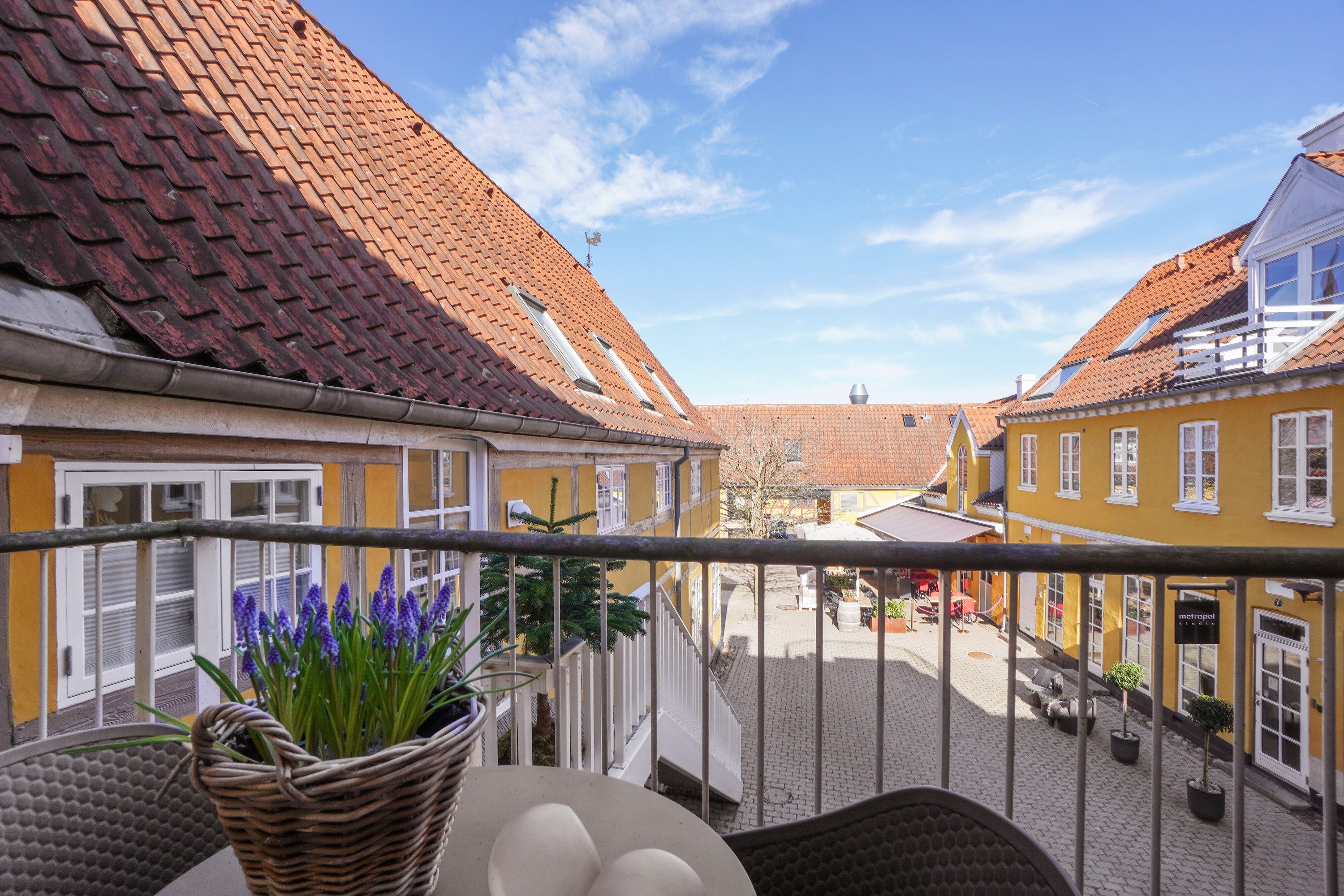 Fremhævet altan billede i fuldskærmstilstand. Billede af Djalma Lunds Gård 1, 4000 Roskilde